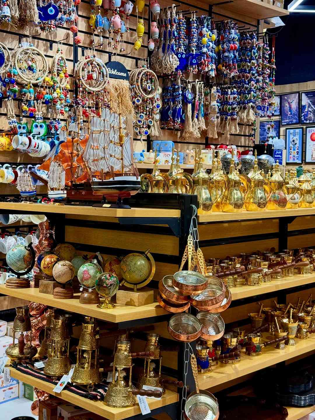 جولة سريعة داخل ات هوم مول الجادرية متوفر انواع الهدايا والتحفيات والسوفنير
‎*********** - *********** متوفرة لدىHome@ للهدايا ،،العنوان الجادرية مول الجادرية الطابق الثاني ..كما تتوفر لدينا خدمة توصيل داخل بغداد وجميع محافظات العراق ،، كما تتوفر لدينا خدمة الشحن لجميع انحاء اوربا والمملكة المتحدة ،،وامريكا وكندا واستراليا وتركيا .. @jadriyamall

نص مكتوب في الصور:
- 7,500 دينار