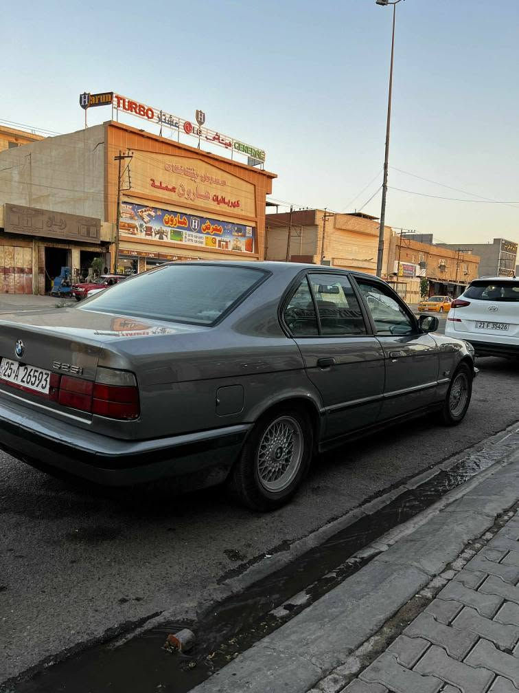 السلام عليكم 
بي تم موديل ١٩٩١ 
٥٢٥ كير اوتوماتيك
رقم كركوك سنوية جديدة لحد ٢٠٢٩ 
بها بطاقة بنزين 
تبريد
شرط تحويل و غرامة 
سعر : ٦٠ بها مجال بسيط لطيبين *********** كركوك, العراق
