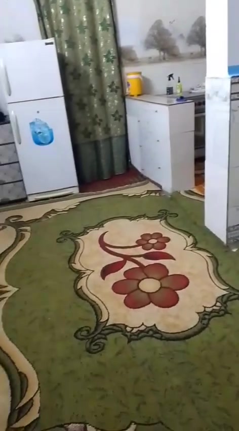 بيت للبيع مساحة 60 غرفة وصالة ومنور ومطبخ وطارمة صغيرة  سقف تلبيس فرنستون سطح اوزكام و سكف سقوف ثانويه  وسيراميك صاله بيت كله مطبك بورسلين بيت جاهز من كل نواحي ربع متذب عليه السعر 15 بي مجال للتواصل واتساب متوفر *********** العنوان الدار مقابل قريه الغدير خلف مطحنه الرحاب
