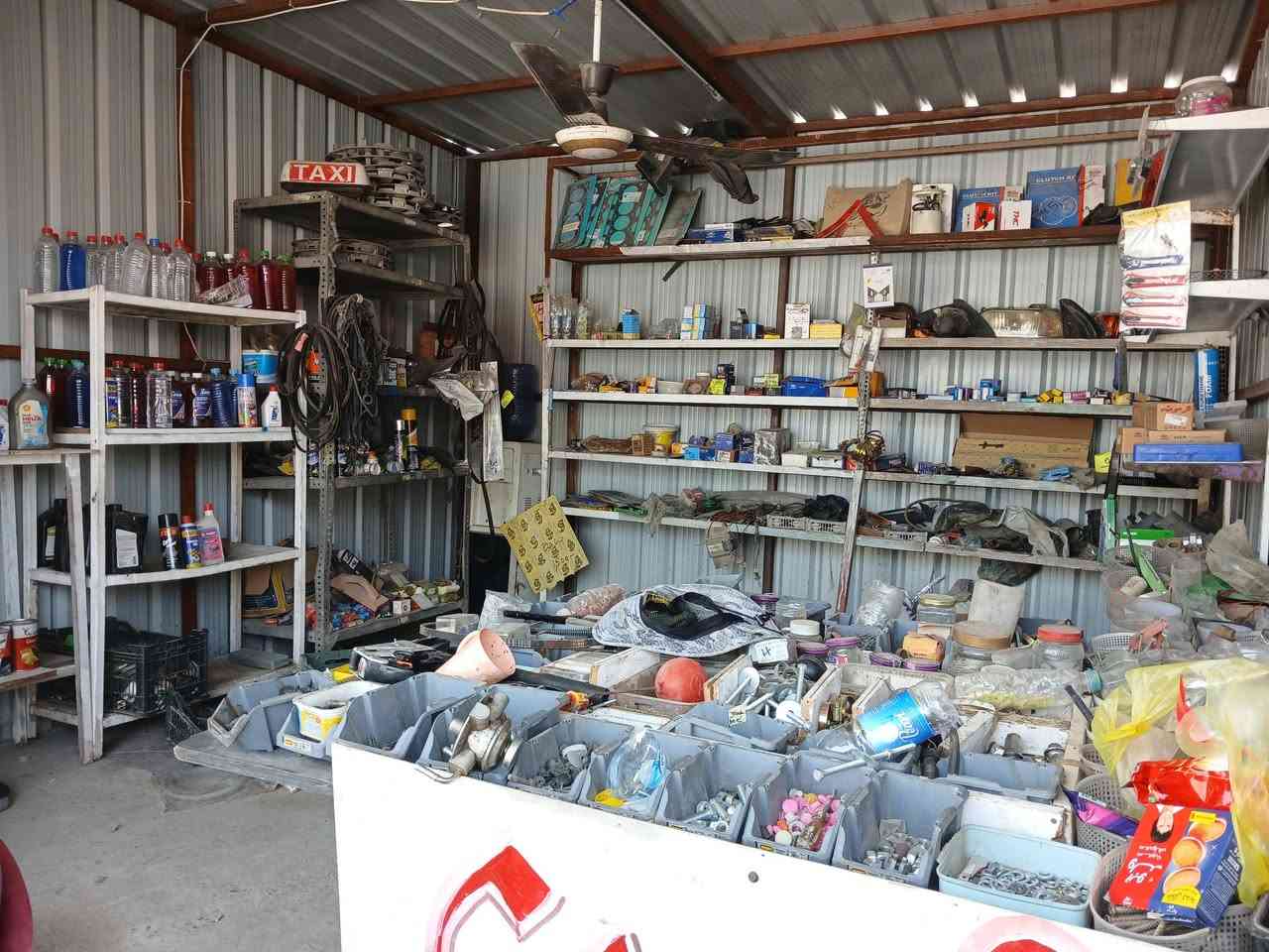 للبيع محل أدوات 🔧 سيارات الصفر سعر 900 الف مكان بغداد شعله صناعيه هاتف *********** مستعجل عله بيعه
