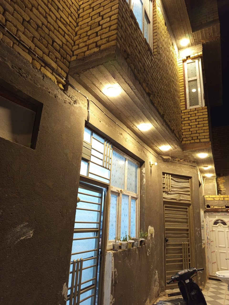 معروض لدينا للبيع

دار سكني 100 م مربعه
10*10 ركن وجهين
طابقين على شارع 30 متر
 الطابق الاول يتكون من استقبال وطارمه وصحيات داخليه وخارجيه وغرفه وصاله 
ومطبخ

 الطابق الثاني يحتوي على غرفتين وصاله كبيره وصحيات داخليه 
بناء 2026 كافة الخدمات متوفره.
السعر المطلوب 160 مع المجال

للتواصل *********** او زيارة المكتب في الصالحية 
لمتابعة بقية العروض ⬇️

https://www.facebook.com/share/g/1H7SN175SY/
