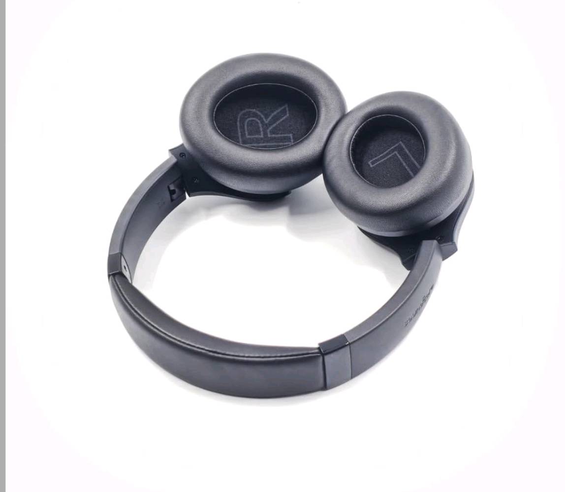1- الاداء الصوتي.

توفر سماعات الرأس Soundcore Q20i متعة صوتية بميزة تعزيز صوت الجهير بفضل محركات الصوت من التيتانيوم بحجم 40 مم والتي تعمل بانسجام مع تقنية BassUp وهي خوارزمية تعزيز الجهير ، وتقدم صوت عالي الدقة يصل إلى 40 كيلو هرتز لتقديم تجربة استماع غنية. تضمن سماعة الرأس المعتمدة بشعار Hi-Res Audio بانتاج صوتًا واضحًا وغنيا بالتفاصيل.

2- الغاء الضوضاء النشط (ANC).

تتميز سماعات الرأس Soundcore Q20i بتقنية ANC الهجينة التي تقلل الضوضاء بما يصل إلى 35 ديسيبل ، يؤدي هذا إلى تضخيم تجربة الاستماع إلى الموسيقى الخاصة بك مع التخلص من الضوضاء غير المرغوب فيها.

)3. Transpareny  ضع الشفافية

قم بالتبديل إلى وضع الشفافية للتواصل مع البيئة المحيطة بك دون إزالة سماعات الرأس القابلة للطي التي تعمل على إلغاء الضوضاء ، إذا كنت تريد بعض الهدوء، يمكنك التبديل بسهولة بين إلغاء الضوضاء والوضع العادي أيضًا.

4- عمر بطارية طويل يصل إلى 40 ساعة.

مع عمر بطارية يصل إلى 40 ساعة مع تشغيل ميزة إلغاء الضوضاء النشطة (ANC) و 60 ساعة في الوضع العادي، يمكنك التنقل بسلام دون التفكير في إعادة الشحن. شحن سريع لمدة 5 دقائق للحصول على 4 ساعات إضافية من

وقت التشغيل.

5.اتصالات مزدوجة.

يمكنك الاتصال بجهازين في وقت واحد باستخدام 5.0 Bluetooth والتبديل بينهما على الفور. سواء كنت تعمل على الكمبيوتر المحمول الخاص بك، أو كنت بحاجة إلى إجراء مكالمة هاتفية، فسيتم تشغيل الصوت تلقائيا من الجهاز الذي تريد الاستماع إليه.

-6 مكالمات هاتفية أكثر وضوحًا.

تم تجهيز سماعات الرأس Soundcore Q20i بتقنية NC للمكالمات الصوتية

وتمكنك من إجراء محادثات طبيعية سلسة وكاملة.

-7- تطبيق Soundcore

يمكنك تخصيص تجربة الاستماع الخاصة بك في تطبيق soundcore باستخدام موازن صوت قابل للتخصيص وضوضاء بيضاء للاسترخاء وغير ذلك

الكثير.

. ا8حافظ على التحكم مع أزرار سهلة الاستخدام.

تساعد مجموعة مختارة من الأزرار سهلة الاستخدام في التحكم في سماعات الرأس، مما يعني أنه يمكنك تشغيل مساراتك أو إيقافها أو تخطيها وضبط مستوى الصوت، وكل ذلك بضغطة واحدة من إصبعك.