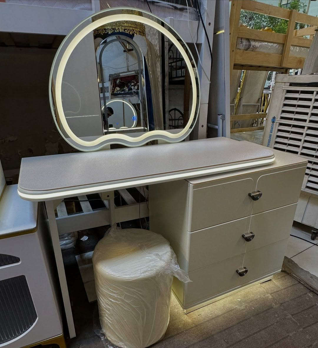 ميز مراية تركي شرط الفحص   تصميم مودرن وعصري
 بلوك صبغ حراري
 اللون: أوف وايت
 إنارة LED بثلاثة ألوان: أبيض – شمسي – أصفر
 سطح الميز من جام اكيرلك الفاخر
 طابورية دوشمة أنيقة
 يحتوي على 3 مجرات واسعة توفر مساحة تخزين كبيرة

 القياسات:
 العرض: 100 سم متحرك وقابل للتوسعة
• الارتفاع: 135 سم
السعر210
توصيل بغداد 5 الاطراف 10 
المحافظات 25
