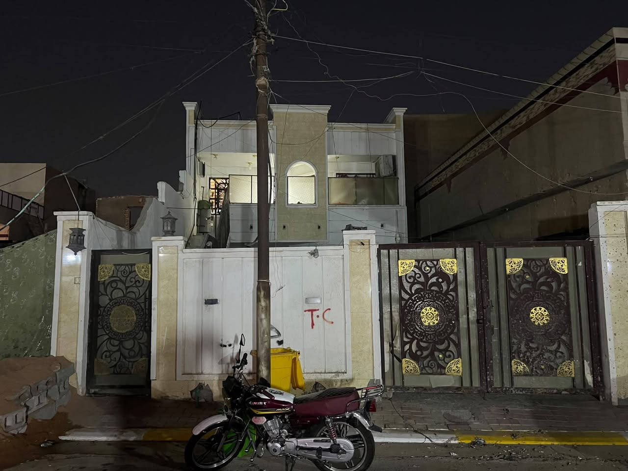 سلام عليكم ورحمه الله وبركاته
دار معروض للبيع او مراوس 
الموقع الرمادي بستان البومناچد وقريب من السدة 
مساحه الدار ٢٠٧متر بناء حجر وطابوك مفصول الطابق الأرضي عن ثاني حالياً مستثمرات وأردهم الشهري مليون دينار 
شارع ١٥
جنس العقار طابو زراعي سند ٢٥
الارضي يتكون من استقبال وصاله ومجموعه صحيه وغرف عدد٢
وكراج وحديقه 
طابق ثاني يحتوي على ٣غرف وصاله ومجموعه صحيه للاستفسار يرجى تواصل خاص او الاتصال على الرقم التالي 
***********
