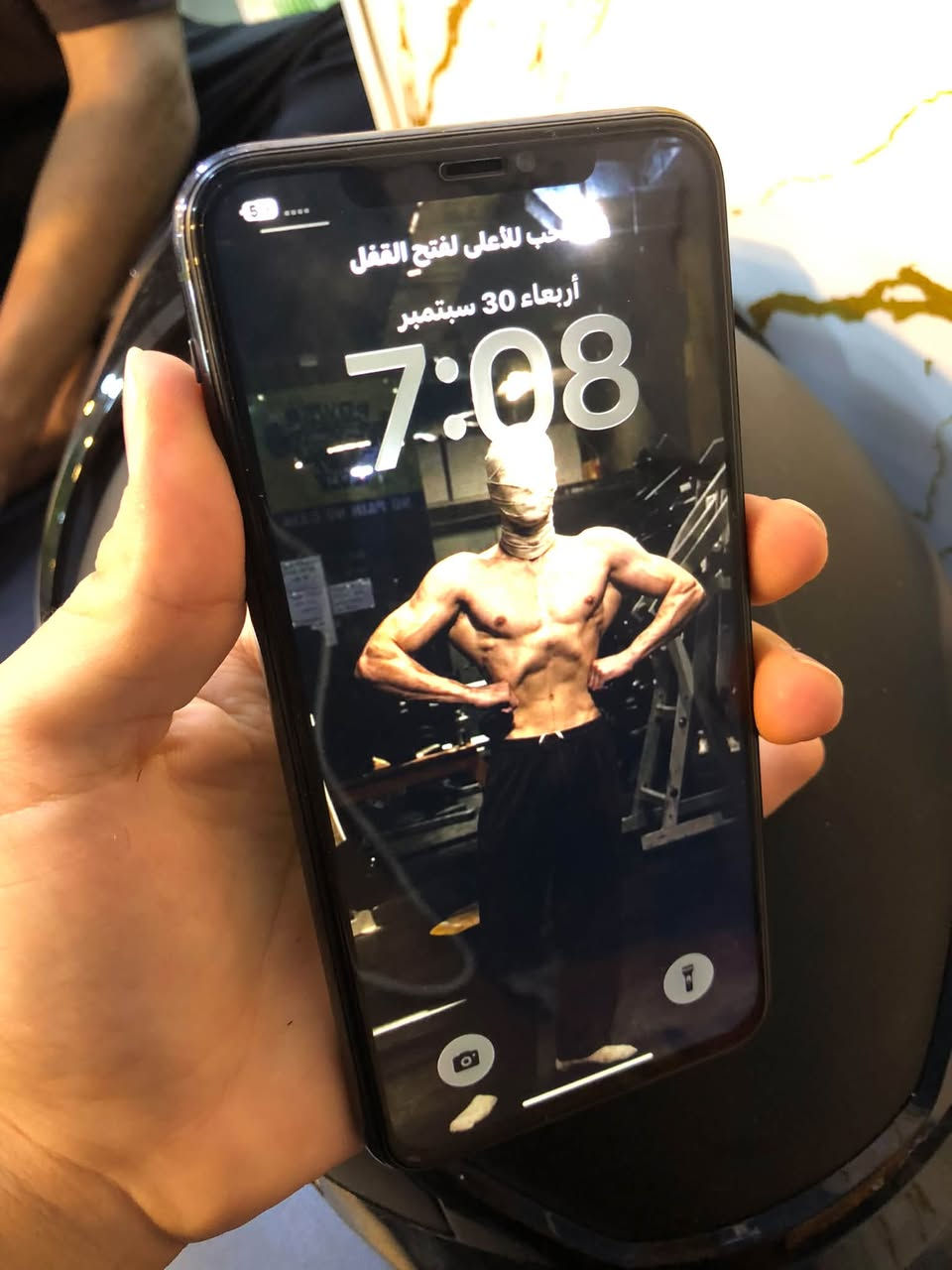 11 برو ماكس
64
كله بلادي بس شاشه امبدله 
بطاريه 78 بلاد 
فيس ايدي شغال 
215 الف 
***********
واتساب

نص مكتوب في الصور:
- 7:08
- حالة البطارية والشحن
- رسالة مهمة حول البطارية
- حالة بطاريتك متدنية جدًا. يمكن أن يبدل أحد مزودي خدمة Apple المعتمدين البطارية لاستعادة الأداء والطاقة القصويين.
- العثور على خيارات الخدمة...
- الحد الأقصى للقدرة
- 78%
- هذا قياس لقدرة البطارية مقارنة بقدرتها عندما كانت جديدة. قد تتسبب القدرة المنخفضة بتقليل ساعات الاستخدام بين عملية الشحن والأخرى.
- أقصى قدرة للأداء
- ستساعد الأنظمة المضمنة في النظام والمكونات في تخفيف آثار الأداء التي قد تلاحظها أثناء التقدم الكيميائي في عمر بطارية iPhone.
- شحن البطارية المحسن
- للحد من استنزاف عمر البطارية، يتعلم الـ iPhone من عادات الشحن اليومية، بحيث ينتظر ولا يتجاوز %80 حتى يحين موعد حاجتك إلى استخدامه.
- الشحن بالطاقة النظيفة
- في منطقتك، سيحاول iPhone التقليل من البصمة