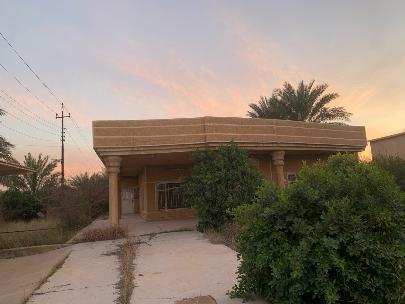 بيت مساحة ١٠٠٠م للبيع شبه متروك زراعي السعر ١٨٠ مليون دينار الموقع شمال بغداد التاجي شارع عمشة للتواصل ***********