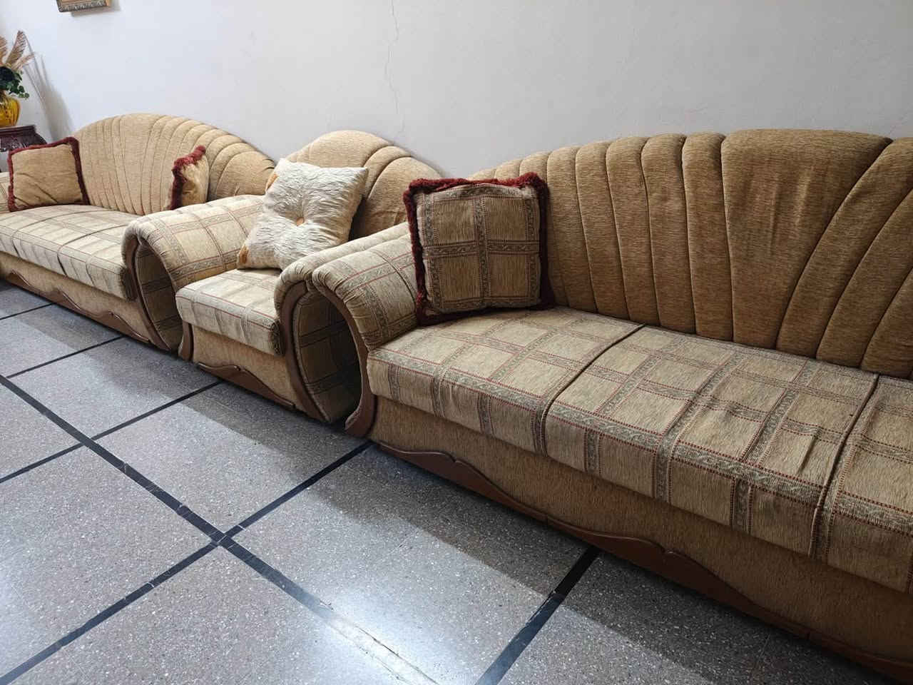 طخم مع شازلون نضيف شغل عراقي درجة اولى 
الطخم يتكون من قطعتين كبار و 4 قطع كبار 
سعر الطخم 300 الف 
سعر الشازلون 100 الف
***********
