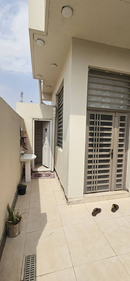 المساحة:147 متر 7وربع ×20ــ
البيت: طابقين.، بناء طابوق كونكريت
سنة البناء: 2025
جميع الخدمات، متوفرة.
يتكون البيت الطابق الأول من:
• غرفة نوم اثنين 
• استقبال
صاله
• مطبخ حار وبارد 
• صحيات داخلية وخارجية
• منورين
، 
 الطابق الثاني 
• غرفة النوم كبيره 
• صحيات 
 السعر: الاستفسار علئ رقم ***********
للعلم المنطقة هدوء وأمان ولجورين الناس الطيبه جد 
 دار للبيع أسهم بسمي زراعي  – بين الثورة، والمنصوري. | الشارع المقابل مجمع دكتورة ساجده ، للأسنان.
