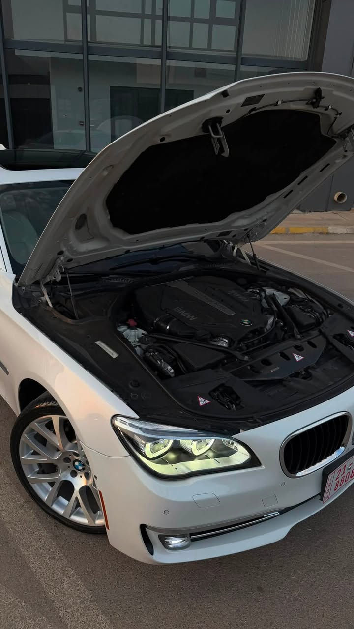 ***********
BMW F01 750LI Xdrive individual 
01 هەموو عێراق - بێ ڕەقەمی دووبەی کۆدی بۆ کراوە
مۆدێلی 2013 کلین تایتڵ  سپی ناو سپی مواسەفاتی Alpina B7 پێنج دوگمە.   فول فول مواسەفات ( داتاشۆ - 360 دەرەجە کامێراو ڕادار و حاسە  - خەتی جادە -هەزازی سوکان - نازور لەیلی - DTR - پێنج مۆدی بەکار هێنان eco-comfort-comfort plus - sport - sport plus -ئۆتۆ پارک - ئۆتۆبرەیک-ئۆتۆستارت- دەرگا شەفت و بەسمەو لید و سێنسەر- سنوق کارەبای و شەفت -سلایت - لایتی ئەدابتڤی individual - بەگ لایتی گۆڕاوە بۆ G12 - کوشنی سارد وگەرم و کارەبای و کۆمپرێسەر و خەزن -ئایەرسەسپێنشن- شاشە گەورە - پێمج پەردەی کارەبای - کوشنی دواوە هیتەر - ناڤیگەیشن - سیدیبۆکس - جی پیئێس- ئاوێنە شەفت و هیتەر و رادار و ناوچەی کوێری تێدایە - ئەمبێنت لایت لیدی بەرگی دەرگاو ژێر داشبول- ویلی 21 ئینجی دووسایز و فلنجەی کاربۆن سیرامیک - حەجمی مەکینەی ٨ پستۆنی دەبل تۆربۆی دەبل ئەکسل ی ٨ گێڕ - هێزی 465 ئەسپی هەیە لە 0-100km تەنها 4.1 چرکە سریارەکە لۆک لۆکە 
گێڕ و مەکینەو کارەبای و کۆمپیتەر بە شەرت یەک دینار مەسرەفی نیە  بۆ نرخ پەیوەندی بکەن یا مەسج بنێرن
