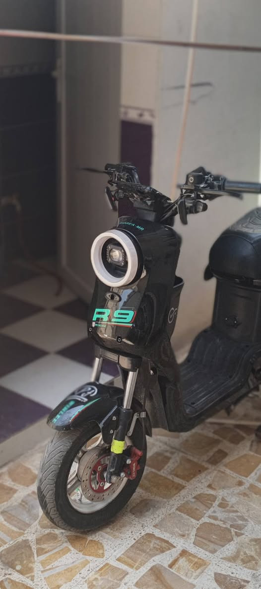 للبيع R9 فول مواصفات الماطور وبي 4 سرع ويمشيك 40له50 كيلو متر خمس بطاريات 4 مبدل جديد وسعر 425 وبي مجال بسيط وتواصل على هاذه الرقم *********** عنواني موصل حي السماح
