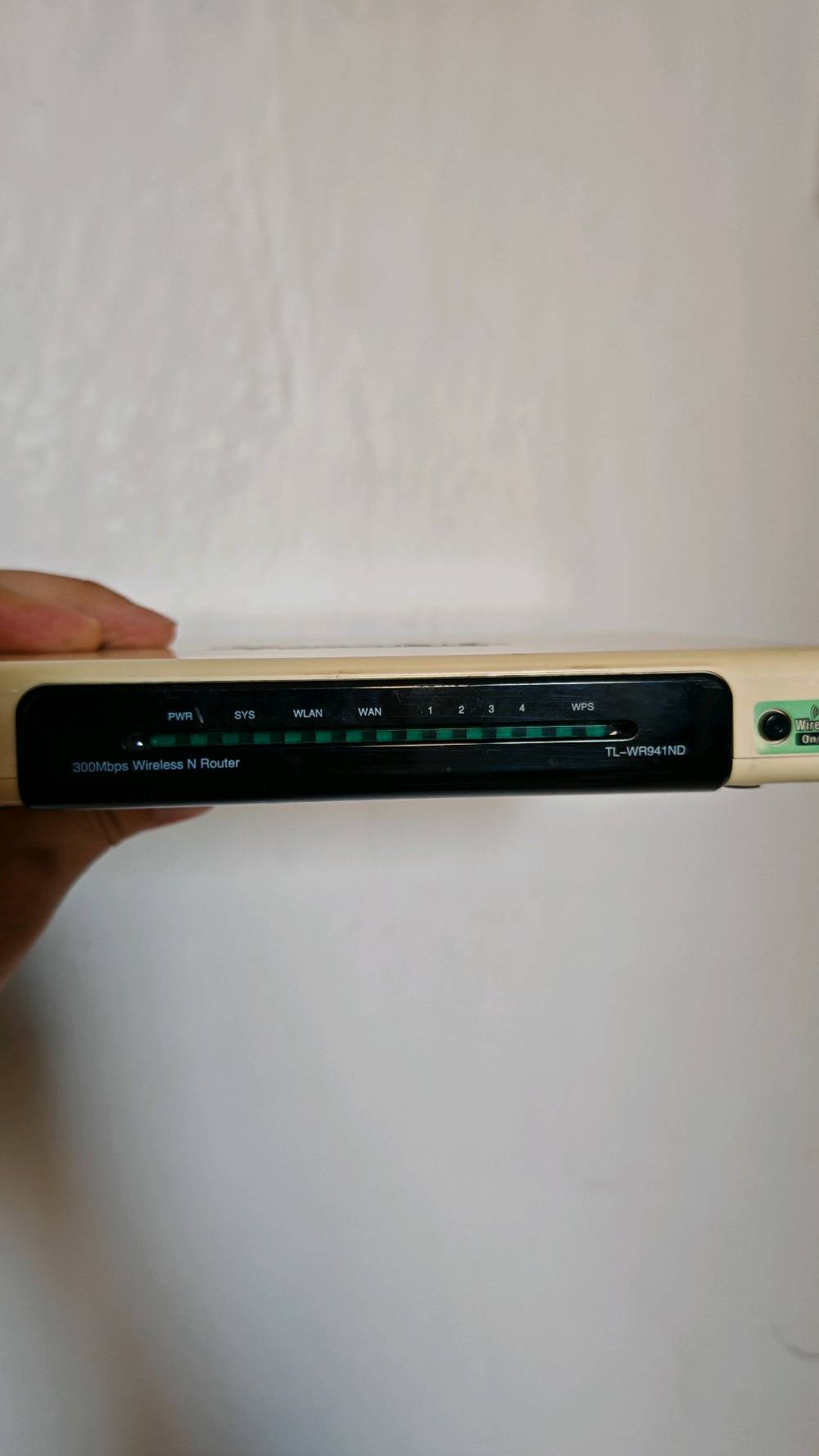 راوتر TP-Link (TL-WR941ND)
​المواصفات: 300Mbps Wireless N Router.
​الملحقات: يشمل الهوائيات الأصلية الثلاثة (3 Antennas) القابلة للفك والتركيب لتغطية أفضل.
​الحالة: مستعمل وشغال بشكل طبيعي (تغير بسيط في لون البلاستيك بسبب القدم).
​الاستخدام: ممتاز كمقوي إشارة (Access Point) أو سويتش لتوزيع الإنترنت.
+
نانو ستيشن Ubiquiti NanoStation M5
​النوع: هوائي استقبال وبث خارجي (Outdoor CPE) تردد 5GHz.
​الملحقات: يشمل محولة الطاقة الأصلية (Ubiquiti PoE Injector) مع كابل الكهرباء وكيبل شبكة LAN.
​الاستخدام: نقل إنترنت لمسافات بعيدة أو الربط مع أبراج الإنترنت.
السعر: 30 ألف وبيه مجال بسيط
المكان:الجادرية قرب جامعة بغداد 
لا يجود توصيل
