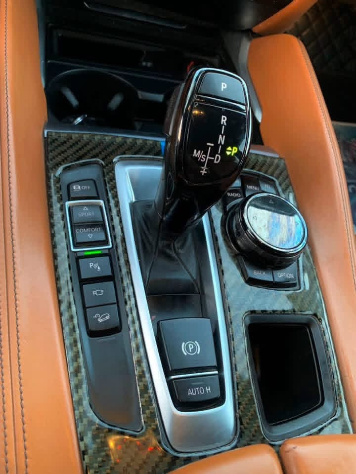 BMW. V8 M50  
2015 

وكاله العروش. مكفولة. من كلشي.  
ماشية 100 الف. 
رقم ارييل تحويل. ثاني يوم 
السيارة كلها كت ام.  
داخل. لونيين. 
السيارة. جديدة. كلش. 
بردات.   
بيبان شفط. 
فتحه. 
دخول. ذكي. 
3. شاشات. 
كشنات. تدفئة تبريد. 
داته شو. 
السيارة. هواية مواصفات بيها.   
بغداد اليرموك ***********

