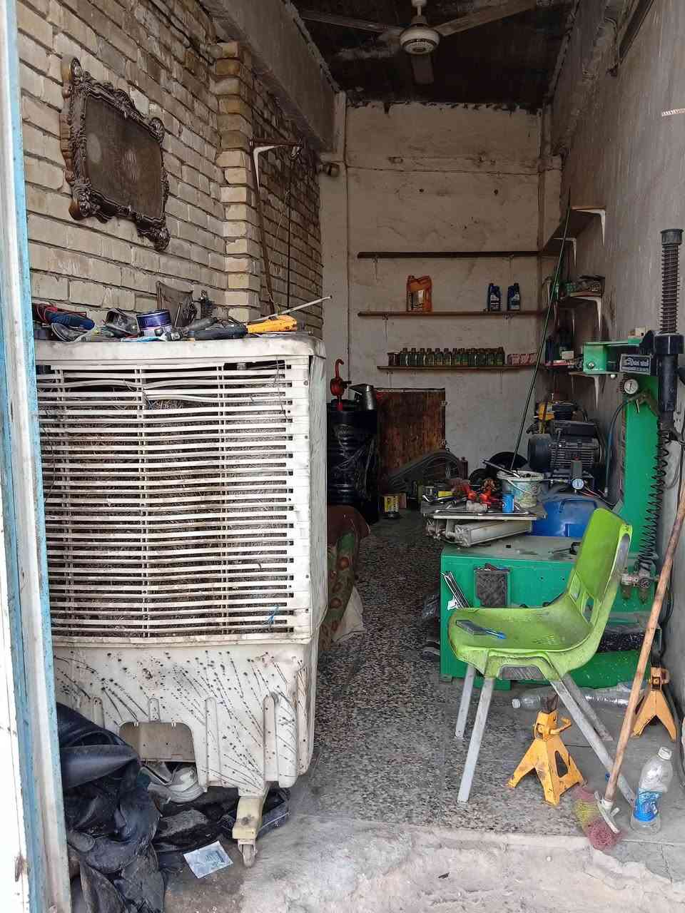 محل بنچرچي متكامل من الفتيله للصونده ما تحتاج اي شي عده كامله بس تجيب جك و مسدس مال هوه الغراض كلها جديده مستخدمه ٣ اشهر اني طالب جامعي و ما كاعد تريد تكعد ب المحل نفسه احجيلك ويه ابو المحل الغراض كلها اريد أبيعها تجيني انطيك المفاتيح مال قفل حتى القفل ما أريده 
الصونده مال هوه طولها ٣٠ إلى ٣٥ متر يمكن اكثر
التاروسه ثلاثه بستم و وياها مولده بانزين يعني ما تحتاج سحب
الخالعه جديده ما مفتوح بيها برغي و ما مبدل بيها صونده
و النواعم كلها مال محل موجوده
و حتى دهن موجود
السعر ٣ ملايين و بي مجال
للاستفسار اتصل عليه ***********
