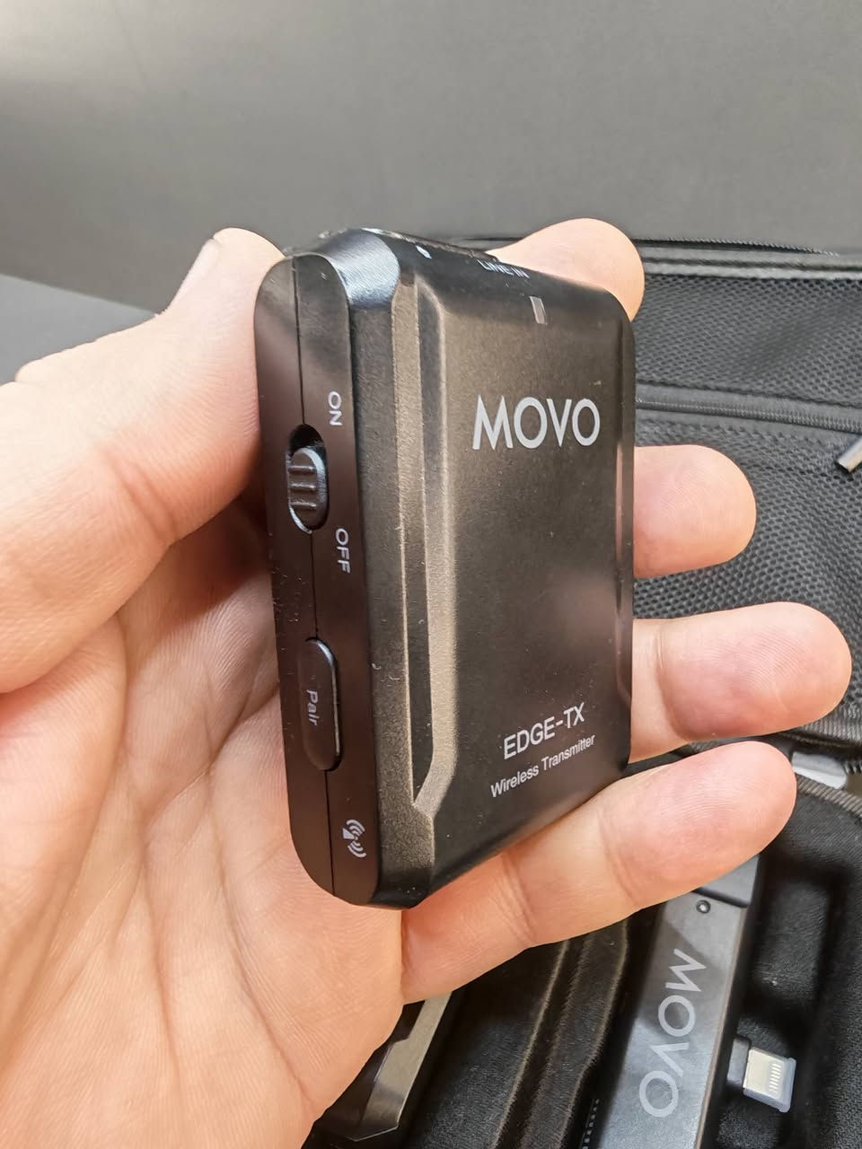 متوفر مايكات لاسلكية احترافية 🎤 ماركة Movo EDGE-DI اصلية للأيفون 📱، جديد غير مستخدم، مع العلبة الاصلية وكافة الملحقات، كوالتي ممتاز جدا
يوجد توصيل لكافة المحافظات ***********
تفاصيل المنتج:
سيت مايكروفون لاسلكي ممتاز جداً لصناع المحتوى، المقابلات، والتصوير. والإعلانات 
 * الماركة والنوع: Movo (EDGE-TX / EDGE-DI) الأصلي.
 * المحتويات: 2 مايك إرسال (Transmitters) + قطعة استقبال تربط مباشرة بفتحة شحن الأيفون/الآيباد (Lightning) + جميع الملحقات والأسلاك والحقيبة الأصلية.
 * المميزات:
   * صوت نقي واحترافي وعزل مميز للضوضاء.
   * مدى وايرلس ممتاز وعملي جداً.
   * سهولة الاستخدام (ربط مباشر بدون تعقيدات).
 * الحالة: جديد غير مستخدم
