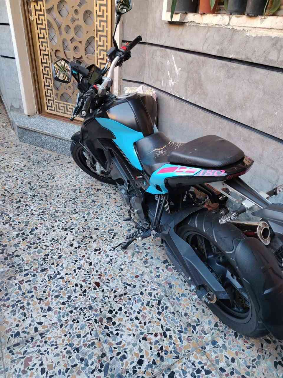 السلام عليكم لل بيع دراجه بنلي موديل 24محرك 180سرعه 140. دراجة حلوه ونضيفه ومكينة بلاد بجيس مكاني بغداد الدورة سعرها مليونين و500   رقم وسنوية شمالية   وبيه مجال تصال على هاذ رقم اني مكلف ب نشر***********
