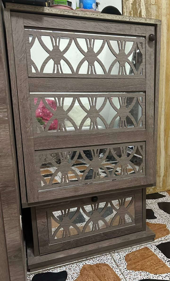 غرفة نوم تركي خشب درجة أولى 
ست قطع نظافة 95%
مجال حك العملة موجود 
١/الكنتور ارتفاع مترين و نص و عرض ثلاث أمتار 
 ٢/مراية قيافة 
٣/ميز تواليت
٤/ جرباية
٥-٦/ كومدي جانبي للجرباية
تواصل على الرقم 
*********** بغداد, العراق

