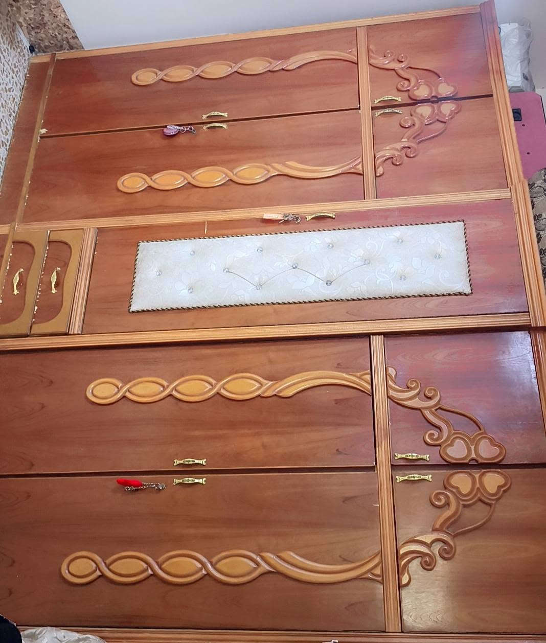 السلام عليكم للبيع 
قنصور خمس ابواب ملحق 
فصال عراقي  خشب ثقيل شرط
550 بي مجال 
العنوان حي سومر 

*********** واتساب

