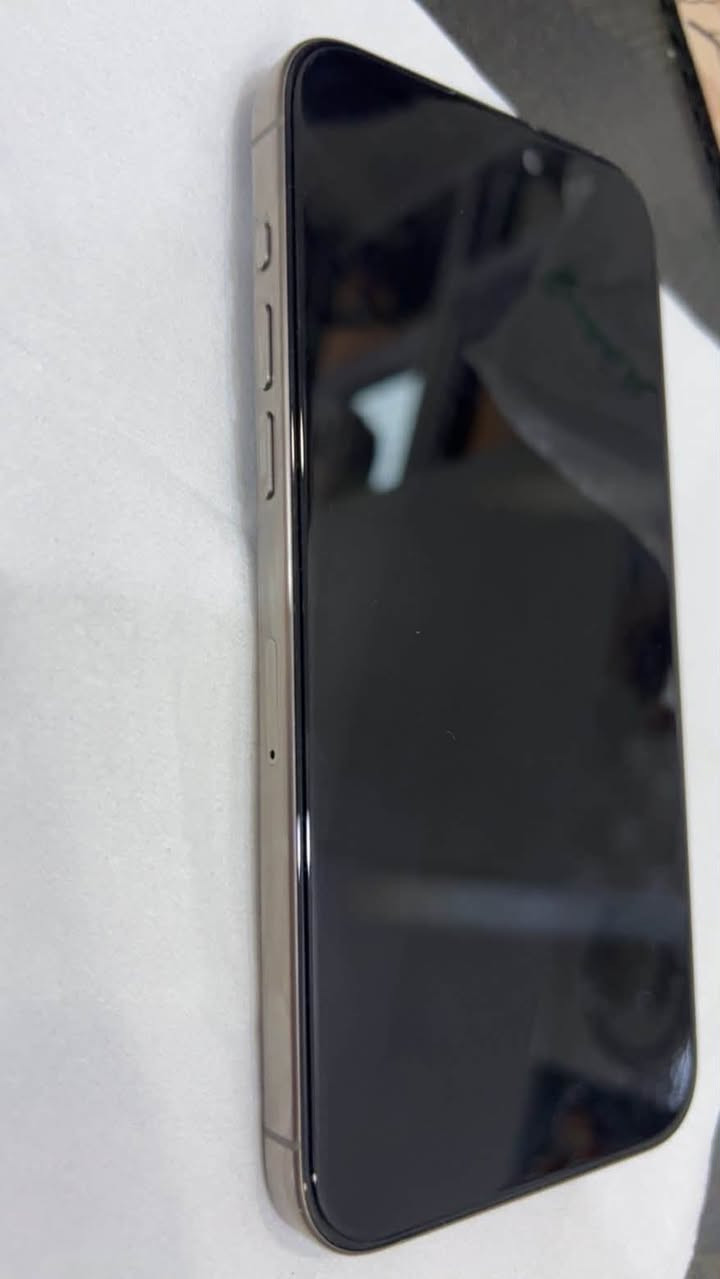 📌 للبيع: iPhone 15 Pro Max
 (مستعمل نظيف جداً جداً)الموديل: iPhone 15 Pro Maxالنسخة: نسخة الشرق الأوسط الرسمية (طراز رقم MU793AA/A)السعة التخزينية: 256 جيجابايت حالة البطارية: نسبة الصحة 87% (تؤدي أداءً ممتازاً ومستقراً)عدد دورات الشحن: 470 دورة فقط النظافة: الجهاز نظيف جداً بحالة الوكالة (خالٍ من الخدوش أو الكسور، والشاشة والهيكل الخارجي بحالة ممتازة كما موضح بالصور).💰 

المكان: [ بغداد حي البساتين ]📞 للتواصل والاستفسار: [*********** ]
