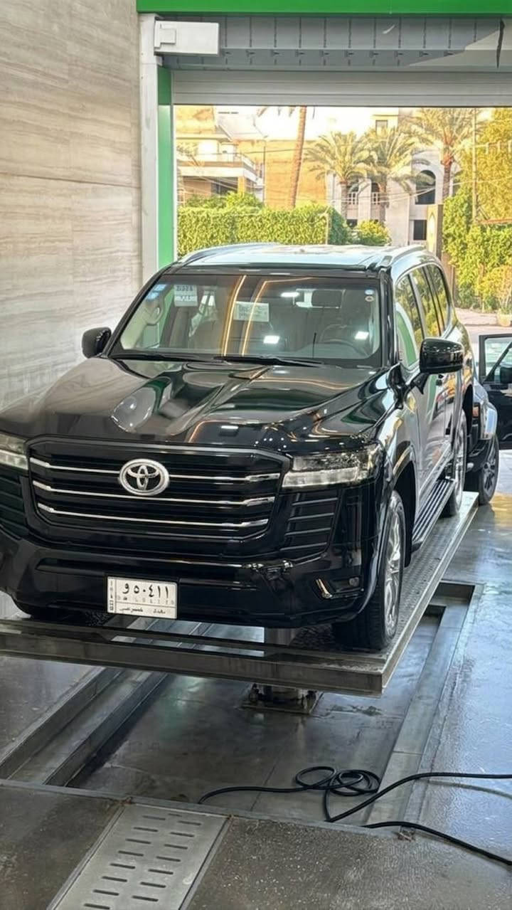 تويوتا لاندكروزر (جكسارة) موديل 2023 - فئة GXR Limited
نوع المحرك: 6 سلندر (V6) سعة 4000 سي سي (تنفس طبيعي - 1GR-FE)، وهو المحرك الأكثر اعتمادية وملاءمة للأجواء والوقود في العراق.

​المواصفات: لمتد (Limited) تشمل كافة الإضافات والكماليات من فتحة سقف، بصمة، شاشة، كاميرات، وحساسات.

​الحماية: السيارة مغلفة بالكامل (PPF) للحماية من الأتربة والخدوش، مما يحافظ على صبغ الوكالة بحالة المصنع.

​الحالة العامة: السيارة بحالة الوكالة (زيرو أو شبه زيرو)، ماشية 8 الاف  صيانة دورية ومنتظمة
السعر (775)

الرقم ***********
