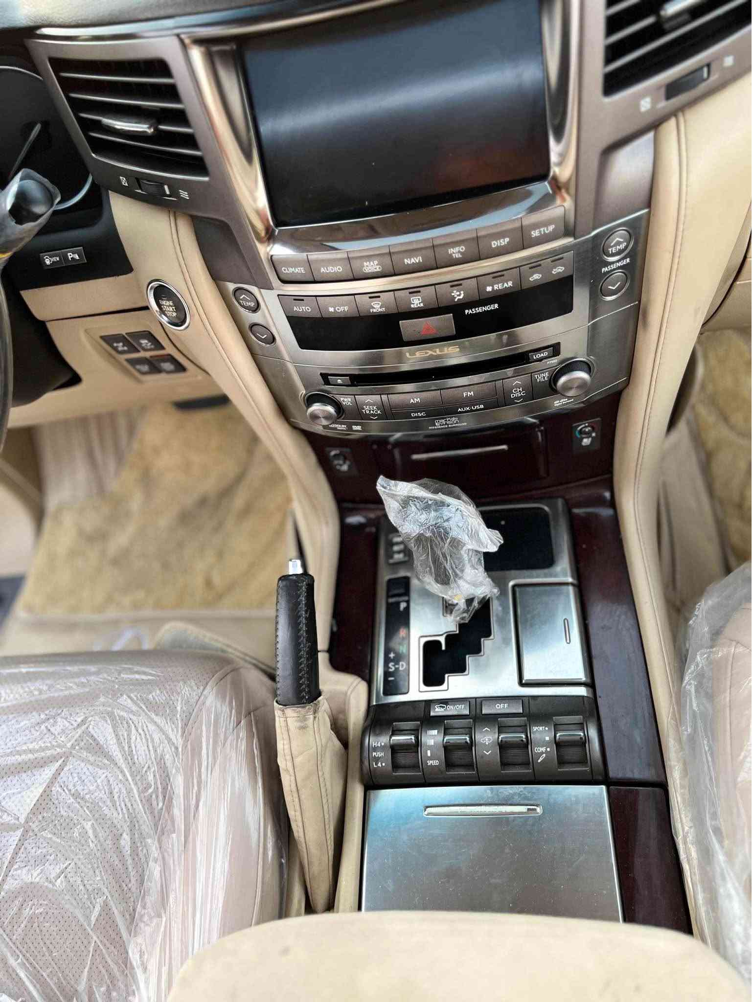 lexus lx 570 2010
کوردی /
مواسەفات / 1/1
مەکینە /  v8 5.7  کەپس
ڕۆیشتن/ 188
 
شکل گۆڕاوە بۆ 2015

       ڕقم سنوی نوێ 

ناونیشان/ هەولێر
واتساپ/***********

عربی/
مواصفات/ 1/1
2010 محدث الی ۲۰۱٥  

بــــــــدون ایرباك 
محرک /  V8 5.7
ماشی / 188 الف کم
ڕقم سنوی جدید 

عنوان/ اربیل
واتساب/*********** أربيل, العراق
