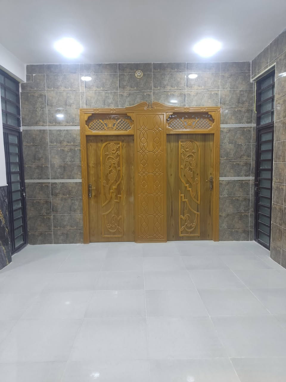 السلام عليكم بيت للبيع 150 متر طابق واحد طابو زراعي    
يحتوي البيت  على غرفتين نوم +صاله +استقبال الضيوف+مطبخ   
وحمام داخلي  خارجي   البيت كامل  وغير مسكون وجاهز 

 الموقع  مقابل قرية الغدير  عمود ٢٨٢ 

 الخدمات  ماء وكهرباء وشارع تبليط عرض ٢٠متر   للاتصال على الرقم الظاهر أدناه  *********** يتوفر واتساب  

ملاحظة: السعر ٥٥
