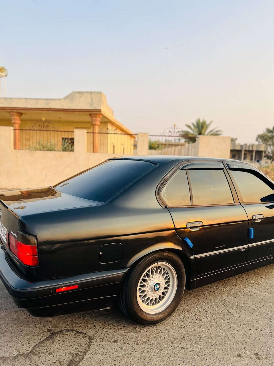 السلام عليكم للبيع بي ام موديل 1990  رقم بغداد مشروع وطني محرك مسكر   فانوس   صدر امامي و خلفي جديد كهربائيات كلها شغاله تبريد   نقص غاز فقط  منضومه زنون  مصبوغ عام للجماليه بدون خياس بدون ضربه  أربع بطاين جديد   سعر 55 وبيها مجال مكان تكريت رقم الهاتف ***********    يرهم مروس حسب  القناعه
