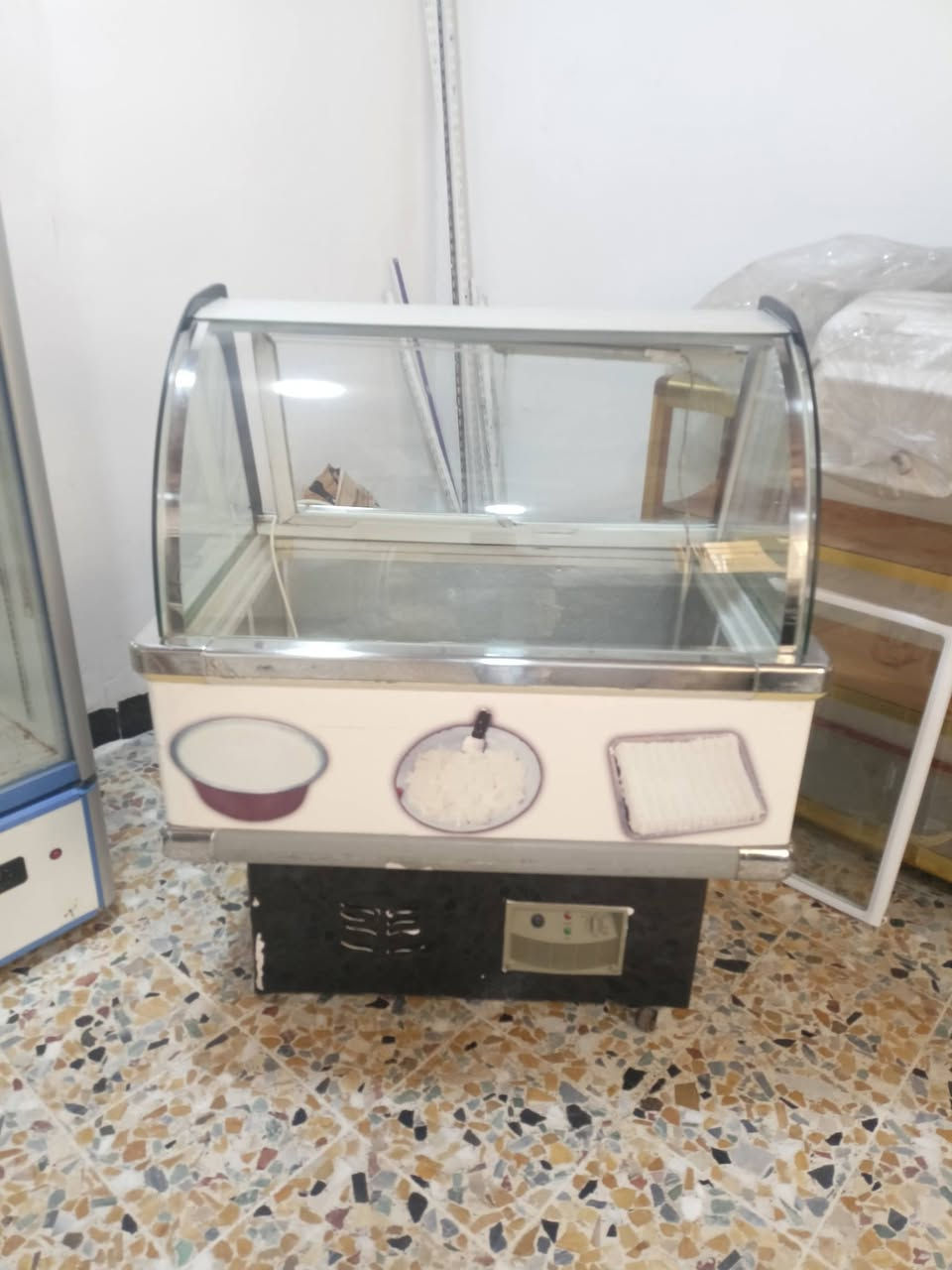 سلام عليكم متاح غراض للبيع عارضات واميوزه وارفوف وساحبه شلع ادفع سعر وتعال خاص اخابر على الرقم ***********
