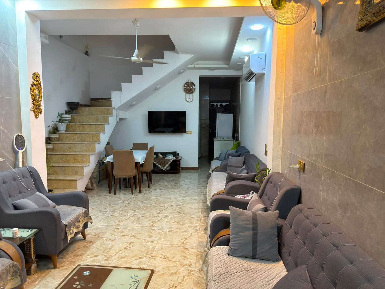 سلام عليكم 
بيت للبيع بمساحة 100متر 5x20
منطقة حي الفارس جهة الملعب 
البيت طابقين 3غرف نوم 
4صحيات واستقبال مفتوحه على الصاله
ومطبخ البيت نظيف جداً 
ديكورات مغربية ونظام سبالت دفن
ونظام كامرات دفن وغاز دفن 
البيت مطلوب اسكان 16مليون 
للتواصل ***********
