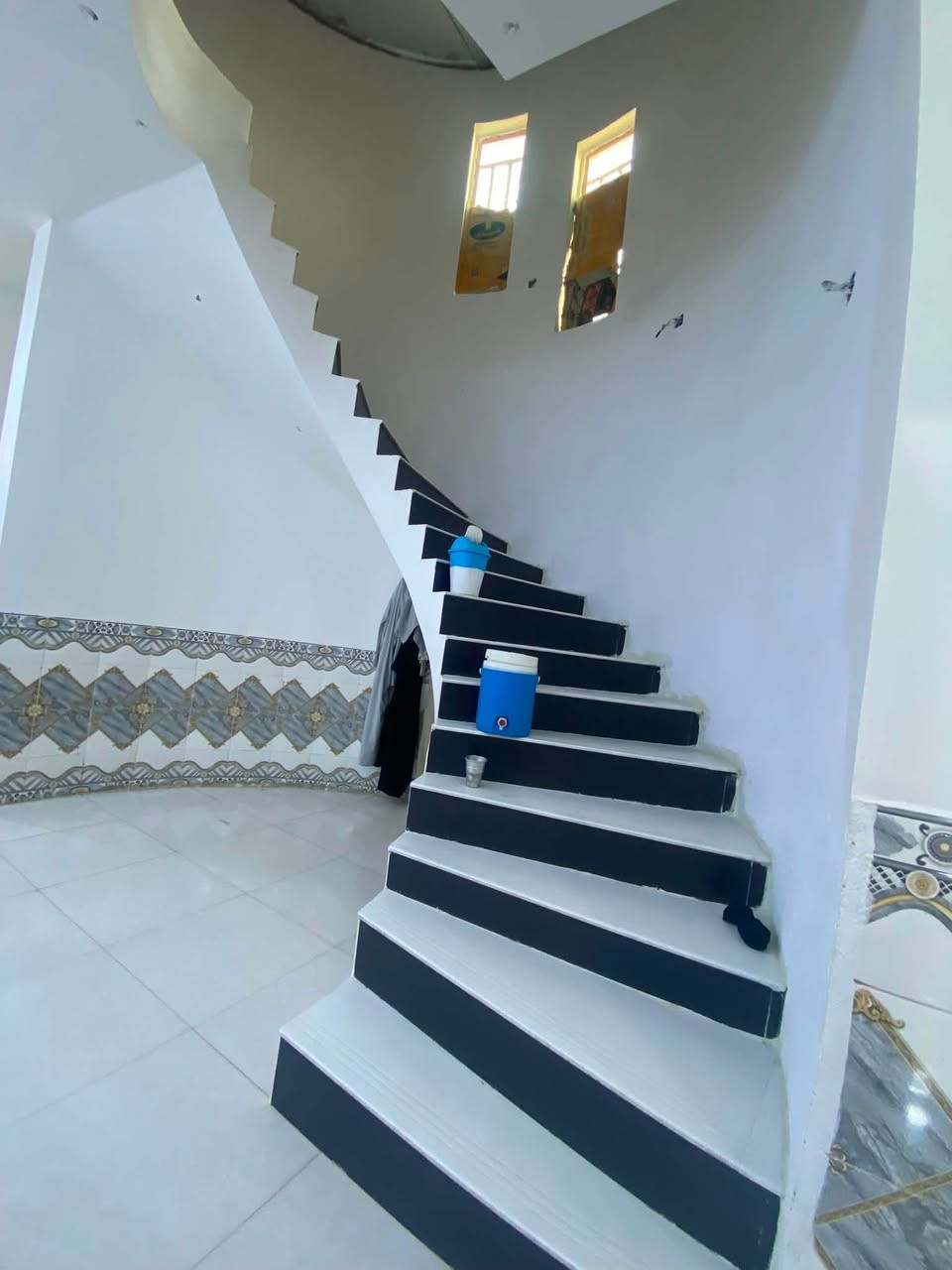 الدار للبيع المساحه 240م
الواجها 10
النزال 24
ركن على 3شوارع
حي القصور قرب المرسه للستفسار 
تصال ***********
