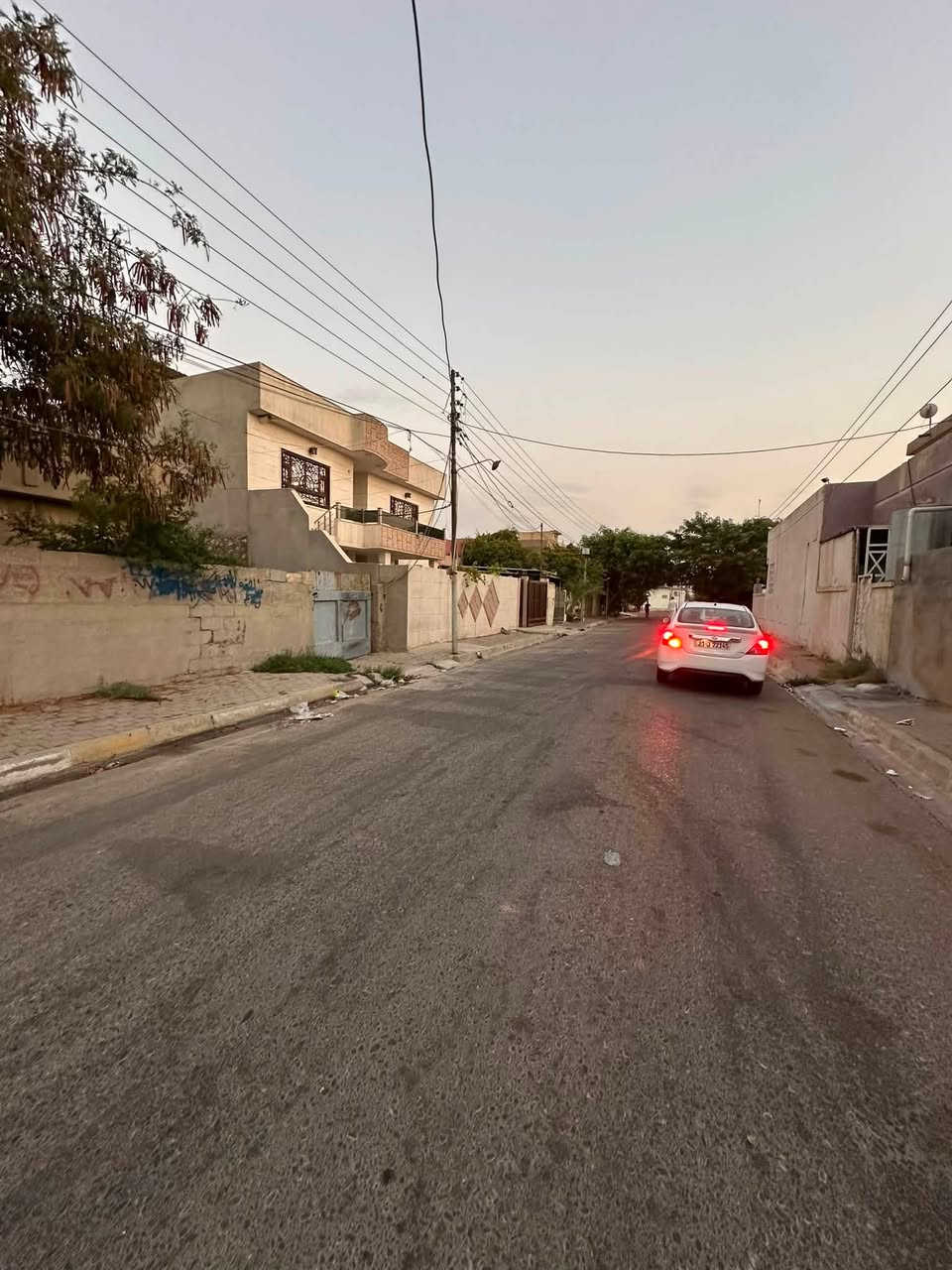 نصف عقار للبيع بحساب كاع مساحة 140 متر
واجهه 7 متر علما الدار فارغ وانت تستلم كاع صافي طابو ملك صرف 
في كركوك - القادسية الثانيه قرب حديقة السلام
السعر : 90 مليون 
***********
