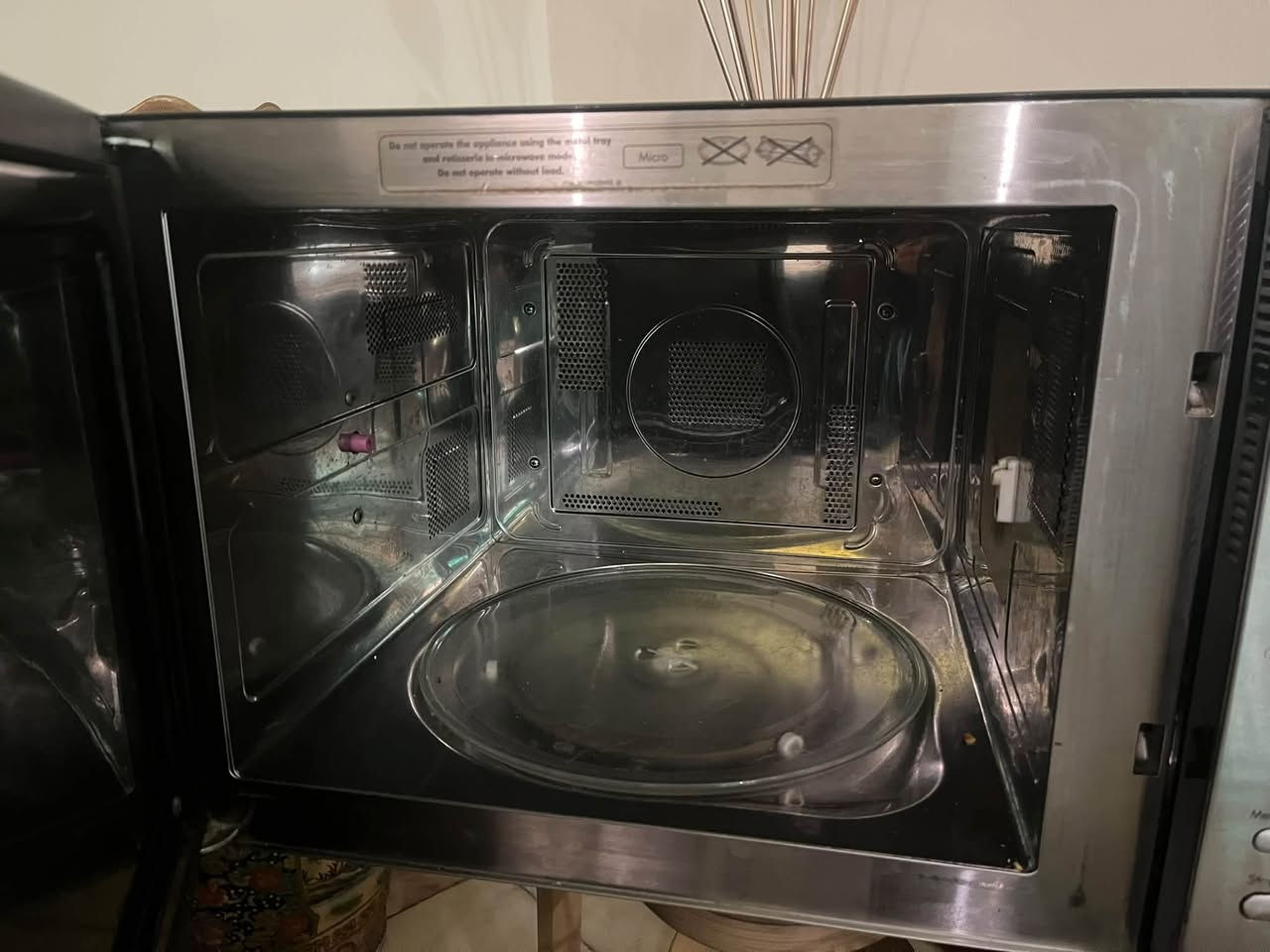 مايكرويف LG للبيع حجم جبير شغال كلشي مابي فقط دكمه التشغيل شويه تعلق بس تشتغل مو عاطله مكانه بغداد السعر 75 للاستفسار ***********
