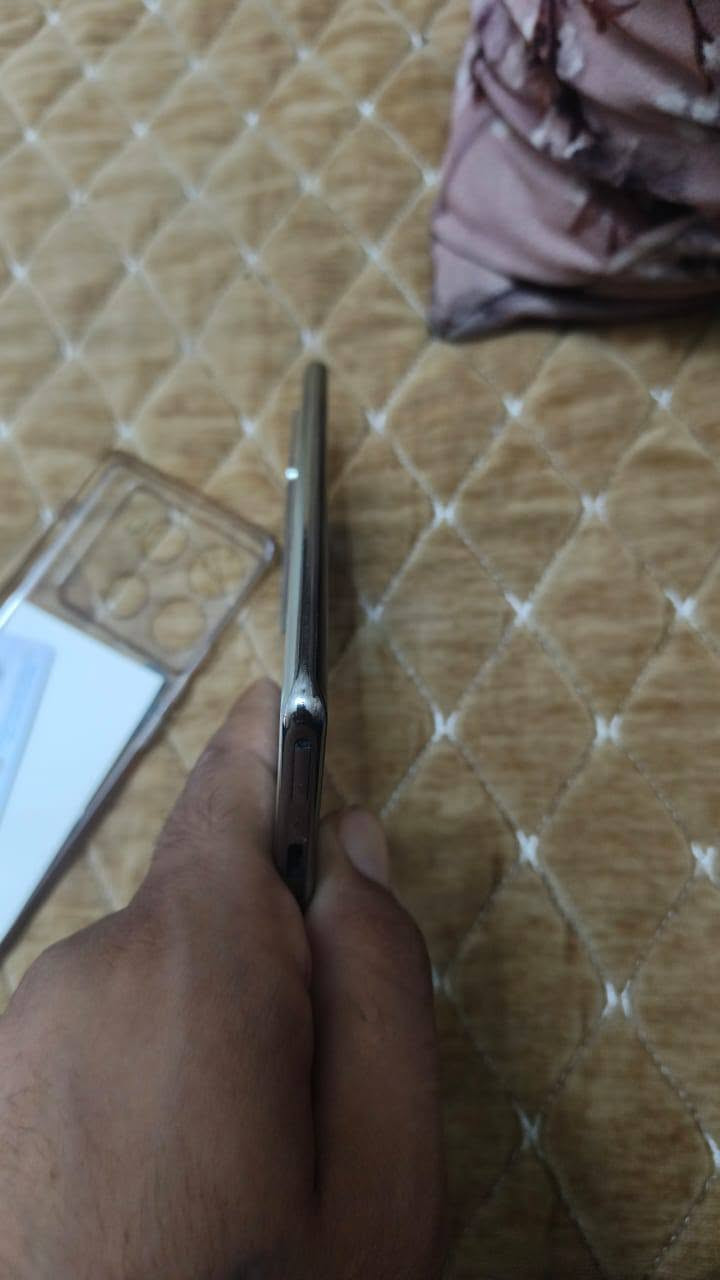 سلام عليكم مبايل للبيع كفاله عامه جديد مستخدم شهر واحد متوازي عله بيعته السعر 250بي مجال شي قليل حك الشراي المو شراي لايدك رجائن***********
