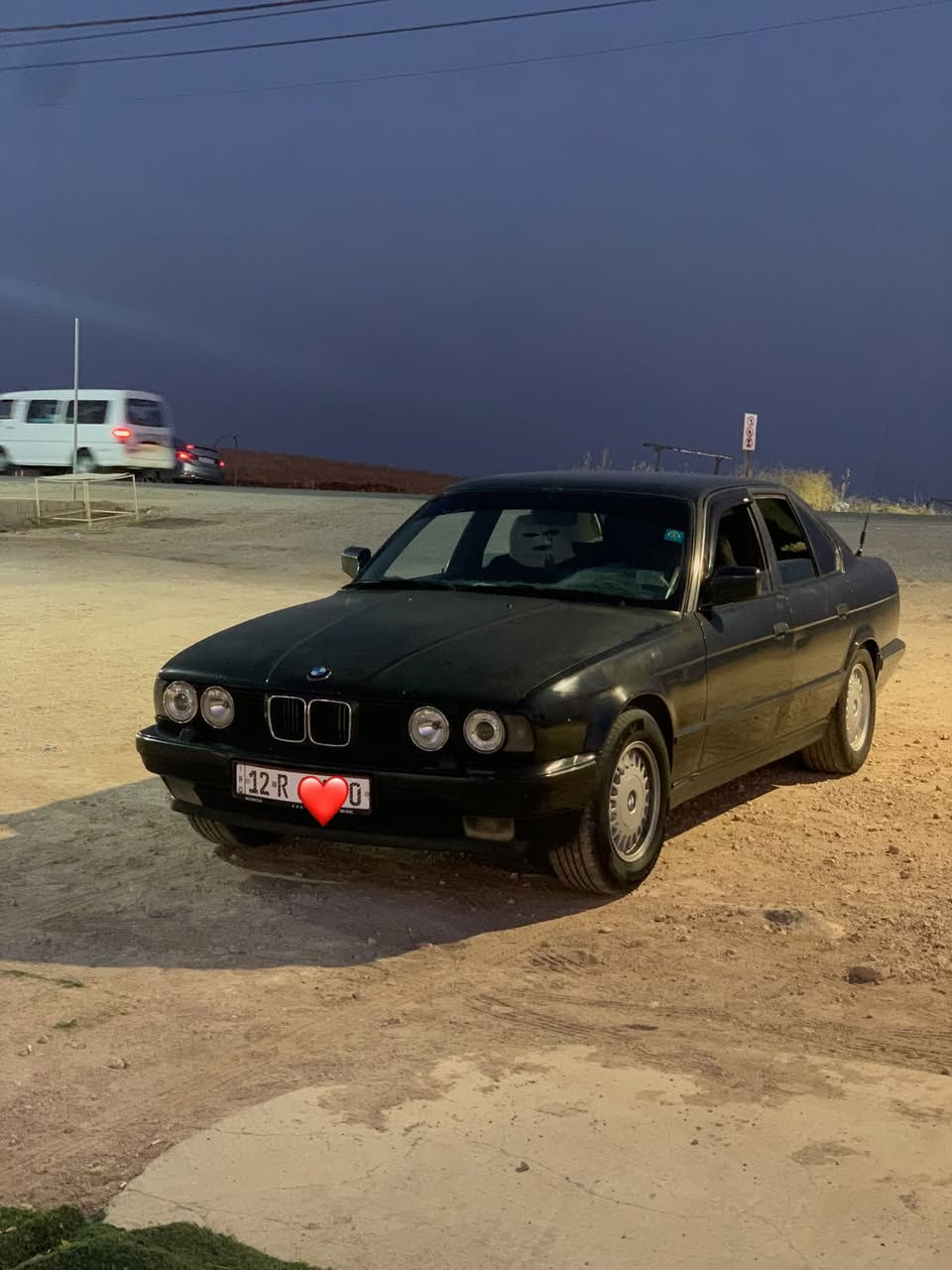 بي ام للبيع 520 كبس
موديل 1992
تبريد + تدفئه
رقم نينوى 
بدون اي ضرر السياره بلادي بدون اي خيسان
سستم كزوز على الرمونت فتح وغلق رياضي
تقحيل فقط بوند وصندوق
محرك شرط كير عادي 
مكان السياره موصل 
السعر ٦٥ $
شاري اتصل ***********

