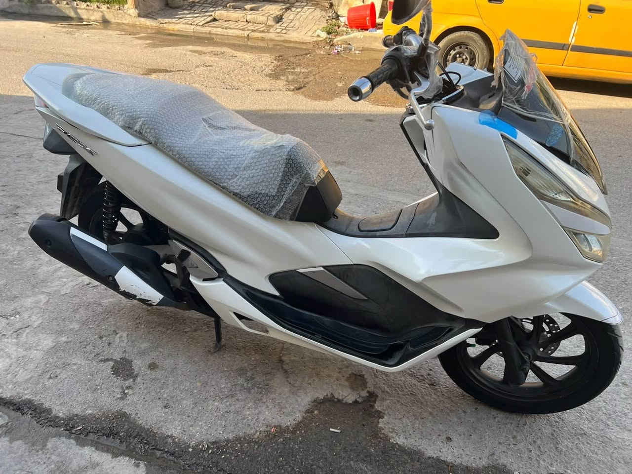 السلام عليكم 🫡 
للبيع دراجة هوندا PCX الجيل الثالث مكفولة من كشر ومحرك وشالصي 
السعر 15 وبيها مجال للشراي  
مكانها مدينة الصدر حي السفير 
رقم *********** 
مكلف بالنشر 👋
