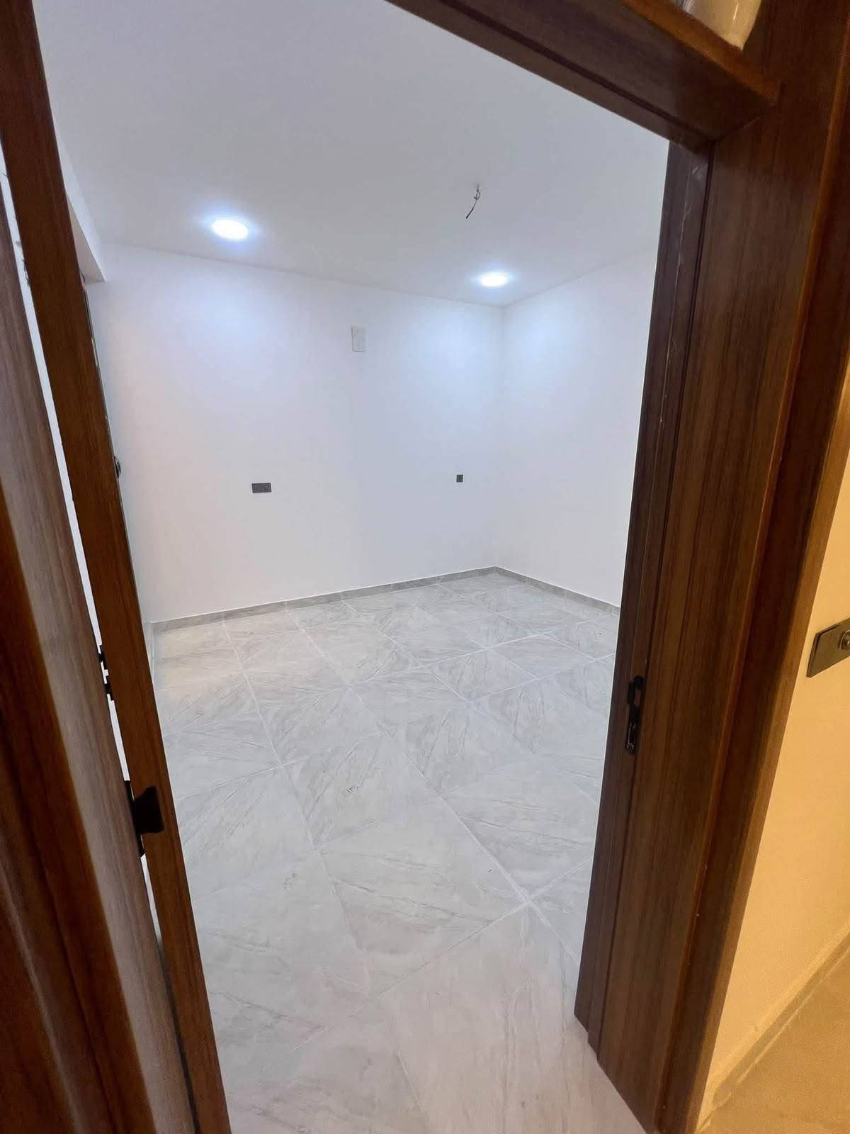 دار  للبيع | مودرن زيرو حديث
📍 الموقع: بغداد – الدورة – البو عيثة
📐 المساحة: 100 متر
↔️ الواجهة:6.250متر
↕️ النزال: 16متر

🏡 تفاصيل الدار:
•  غرف نوم
• صالة
• استقبال
• مطبخ
• بناء مودرن زيرو حديث ✨

📜 السند: طابو سند 25
📑 التنازل: شركة + إقرار محكمة

📞 للاستفسار والمعاينة:
☎️***********
☎️***********
