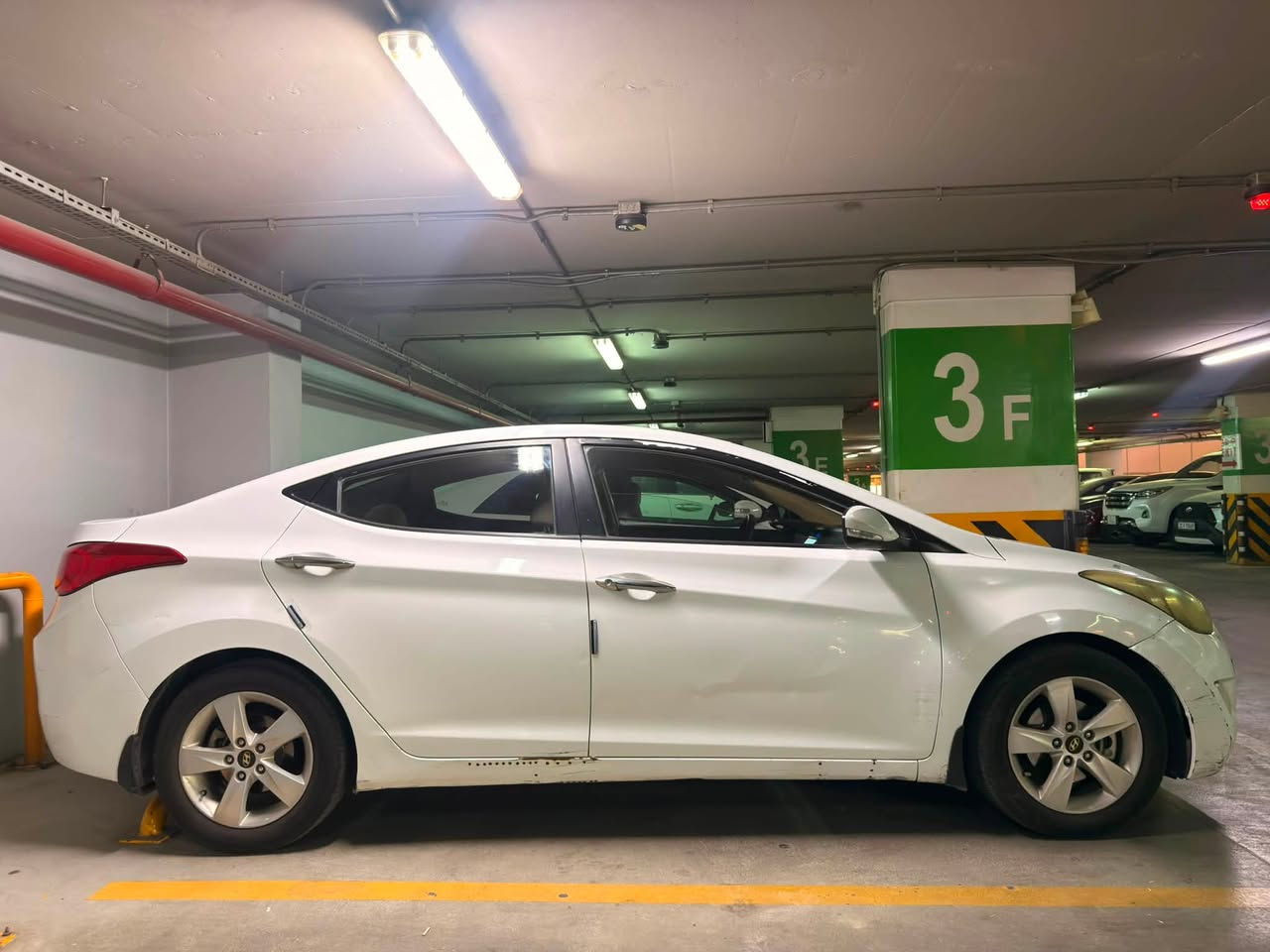 Hyundai Elantra 2013 - 1.6 Liter DOHC
للبيع ألنترا خليجي اللون أبيض ثلجي، أوتوماتيك.

السيارة على وضع الشركة وإستخدام شخصي وموجودة ببغداد / حي الخضراء أو العامرية.

• الممشى: 271 ألف كم

• تخم تايرات جديد نوع Hankook كوري أصلي

• نظام تبريد جديد كلياً

• قطع الصدر جديدة كلياً

• هزة جديدة لعام 2026

• سنوية المركبة نافذة لغاية عام 2031

• يوجد تبديل باب السائق بباب أبيض آخر بسبب حادث دراجة دليفري.

• فحص السيارة متوفر والتفاصيل موضحة بالتقرير والصور.

• السعر: ٩٥ ورقة فقط

للمهتمين الجادين، التواصل على رقم الهاتف:

***********
