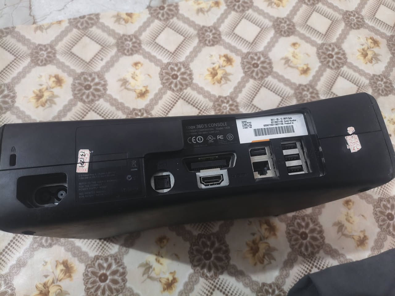 اكسبوكس 360 سلم مهكر كامل الملحقات
تجي وياه محوله وكيبل hdmi ويده واير وحده 
الهارد 250gb بيه 40 لعبة تقريبا
سعر 95 الف شامل التوصيل 
التوصيل لكل المحافظات 
***********
