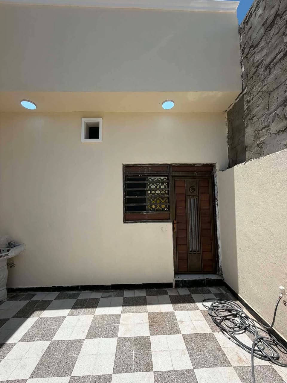 البيت للبيع مساحه 150 العنوان جزيره شارع زين العابدين يحتوي على غرفتين وصاله ومطبخ وحمام داخلي وخارجي وكراج واستقبال
السعر 75بيه مجال
الاتصال ***********
البيت للبيع مساحه 150 العنوان جزيره شارع زين العابدين يحتوي على غرفتين وصاله ومطبخ وحمام داخلي وخارجي وكراج واستقبال
