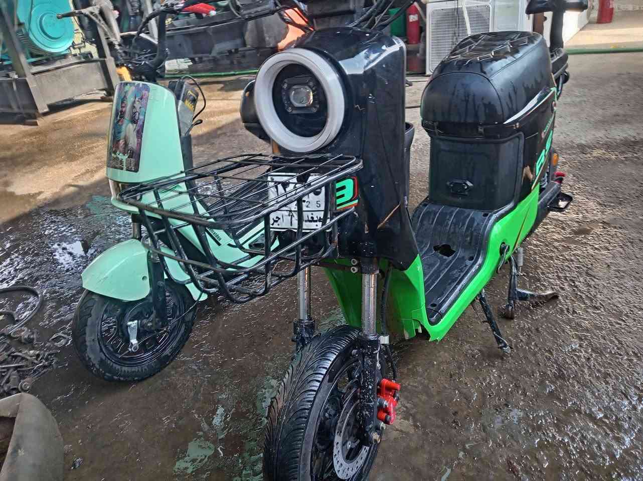 دراجتين للبيع ار ٩ نضيفه وشغاله السعر 375   مكان بغداد وره سيطرة الشعب القديمه الثانيه يراد الها بطاريات ٤  ***********
