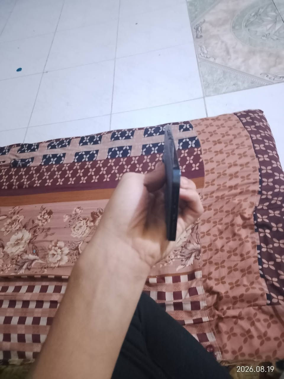 سلام عليكم ورحمه ايفون 12 برو نضيف فقط بي فطور بل ضهر ذاكره 256 وبطاريه73%بحاله جيده للبيع ماكان محاويل تصال ***********سعر ب300 وبي مجال
