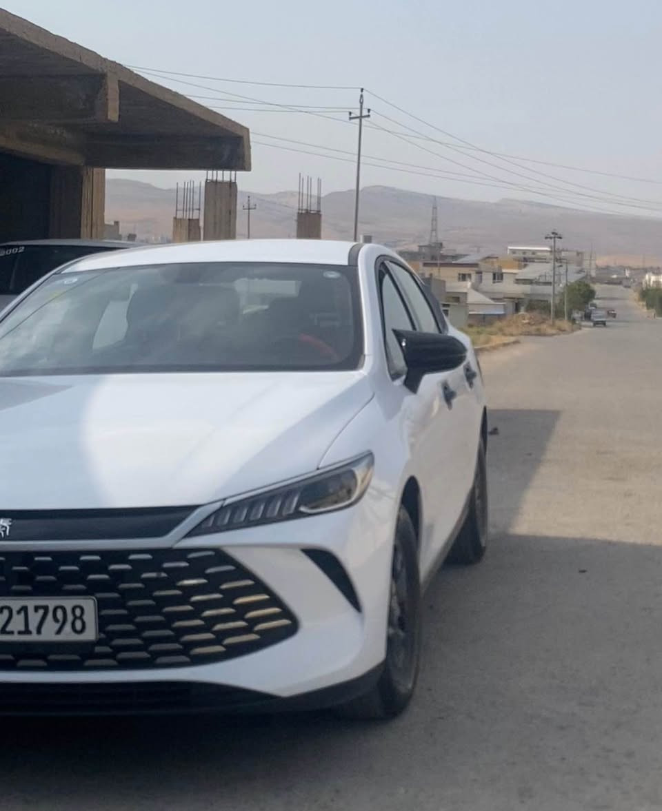 ئەگەر بەدوای ئۆتۆمبێلێکی مۆدێل بەرز، ئابووری و سەردەمیانەدا دەگەڕێیت، ئەم ئۆتۆمبێلە هەڵبژاردەیەکی نموونەییە. بە دیزاینێکی سەرنجڕاکێش و تەکنەلۆژیای پێشکەوتووەوە ئامادەیە بۆ کڕیاری نوێ.
زانیارییە سەرەکییەکان:
* جۆری ئۆتۆمبێل: BYD Qin Plus
* مۆدێل: 2025
* ڕەنگی دەرەوە: سپی (بریقەدار و خاوێن)
* ڕەنگی ناوەوە: زەیتونی (ڕەنگێکی تایبەت و کەشخە)
* ماوەی ڕۆیشتن: تەنها ١١,٠٠٠ کیلۆمەتر ڕۆیشتووە
باری پێکهاتەی دەرەوە (بۆدی): ئۆتۆمبێلەکە لە ڕووی بزوێنەر و ناوەوە زۆر نوێیە و بێ کێشەیە، تەنها تێبینییەکی هەیە لەسەر بۆدییەکەی: نیوەی دەرگای پێشەوەی لای سەکن و نیوەی دەرگای پشتەوەی لای سەکن قوپاوە. تائێستا هیچ دەستکارییەکی نەکراوە و چاک نەکراوەتەوە (وەک خۆی هێڵراوەتەوە بۆ ئەوەی کڕیار بە چاوی خۆی بیبینێت و دڵنیابێت لە قەبارەی زەرەرەکە).
تایبەتمەندی و مواسەفاتەکان:
* شاشەی گەورەی زیرەکی ناوەڕاست  بۆ کۆنترۆڵکردنی سەرجەم بەشەکانی ئۆتۆمبێلەکە بە ئاسانی.
*  حاسەی پێشەوە و پشتەوە بۆ ئاسانکاری تەواو لە کاتی وەستان و پارکینگ.
* کوشنەکانی ناوەوە پێستە و دیزاینێکی زۆر ئاسوودەیان هەیە.
* لایتەکانی پێشەوە و پشتەوە لە جۆری LED ی ئاست بەرزن و ڕووناکییەکی نایابیان هەیە.
* سیستەمی چوونەژوورەوەی بێ کلیل (بەسمەی دەرگا) و کارپێکردن بە دوگمە (بەسمەی ناوەوە).
* سیستەمی سەلامەتی پێشکەوتوو، کۆنترۆڵی خلیسکاندن، و برێکی کارەبایی (Auto Hold).
💵 نرخ: [ 13،500$ - یەک دەفتەر و سی و پێنج وەرەقە  'مامەڵەی تێدایە'] 
📞 ژمارەی پەیوەندی: [ *********** - *********** ] 
📍 شوێن: [ کۆیە ]
ئۆتۆمبێلەکە ئامادەیە بۆ بینین و تاقیکردنەوە، بۆ هەر پرسیارێک یان زانیاری زیاتر دەتوانن پەیوەندی بکەن. كويسينجاك, أربيل

