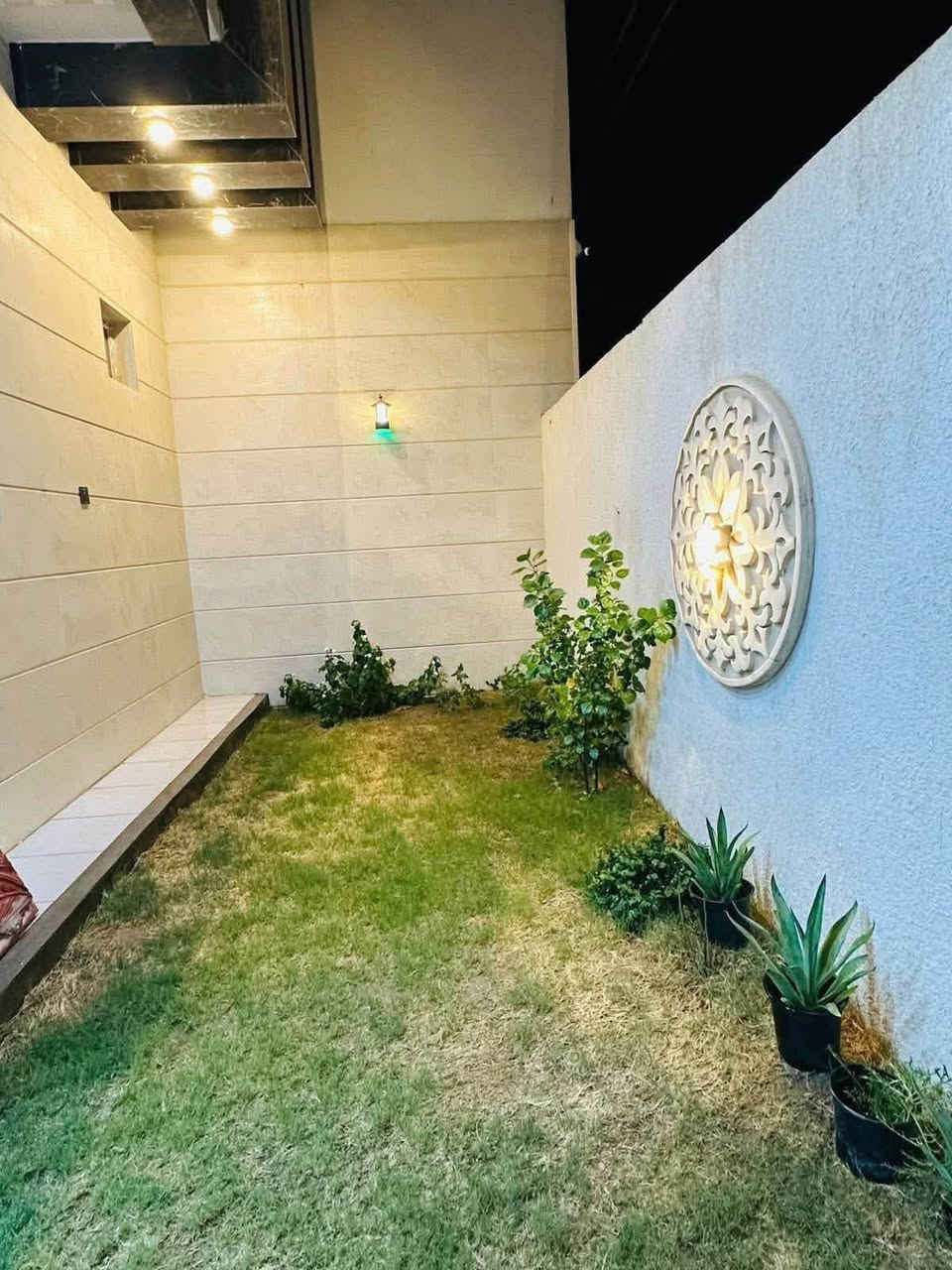 السلام عليكم
دار للبيع 280م بناء VIP 

يحتوي على 🔹 

3 غرف نوم - صاله - كلدور - مطبخ- حديقه - كراج - مجمع صحيات عدد 2 

الخدمات 🔹

ماء - مجاري - كهرباء - شارع تبليط 10م 

الموقع 📍 

نادر - حي الزيتون 

للاستفسار عن أي عقار يتم نشرة 

مراجعة مكتب الفقار للأستثمار والتطوير العقاري 🔹

الكائن في نادر الثانيه الخدمي مقابل مول اهل الخير 

      او الاتصال على 

          *********** - عمار الربيعي 📞 

         *********** - فقار الجنابي 📞

