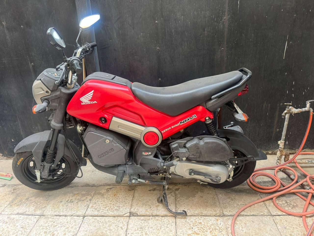 للبيع: دراجة Honda Navi موديل 2018
المحرك: 110 سي سي - اقتصادي جداً في البنزين.
القير: أوتوماتيك بالكامل (CVT) - قيادة سهلة وبسيطة.
التشغيل: سلف كهربائي + هندل (Kick Start).
الحالة: ممتازة 
المسافة المقطوعة: 19 كيلو
المميزات: خفيفة الوزن (101 كجم)، تحتوي على صندوق تخزين سفلي 
الموقع: بغداد اليرموك 
السعر:  مليونين و 650 الف وبيها مجال 
للتواصل:  ***********
