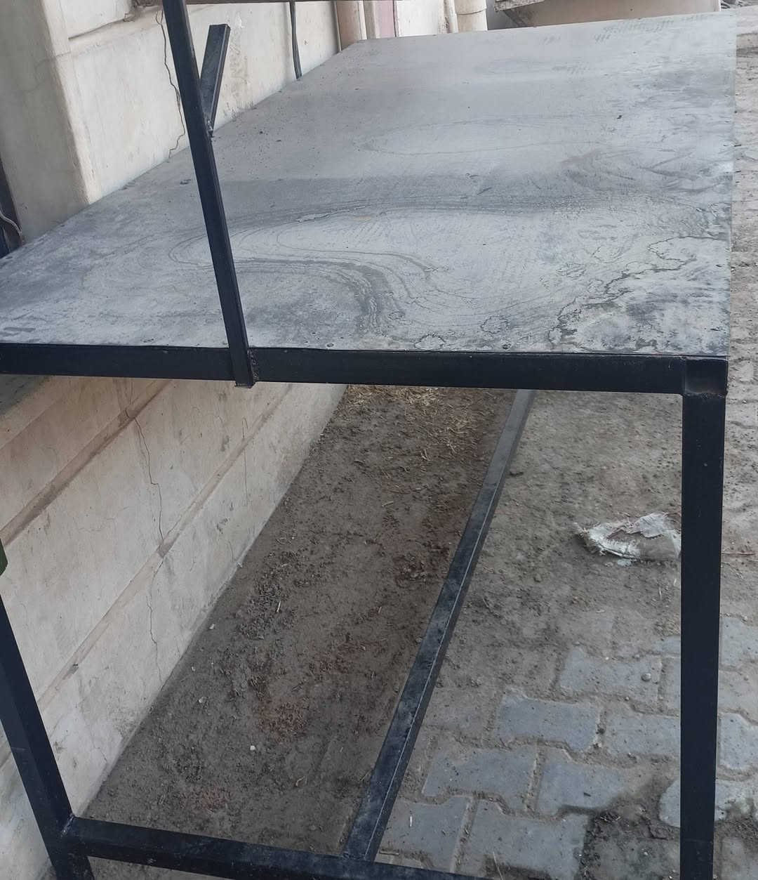 سلام عليكم . ميز حديد طول 2 متر ارتفاع متر عرض متر ***********
