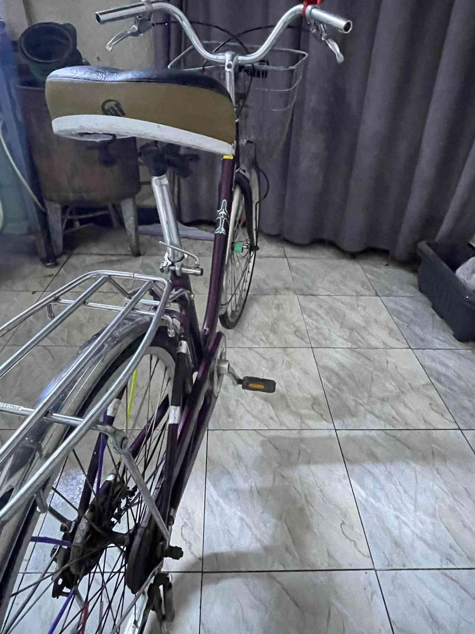 السلام عليكم بايسكل باله ياباني للبيع بايسكل كلش حلو لون ماروني استعمال جدا قليل مقعد اصلي طبي مع تخم تايرات جدد سله اماميه السعر 115وبي مجال مكاني البصره شط العرب ***********
