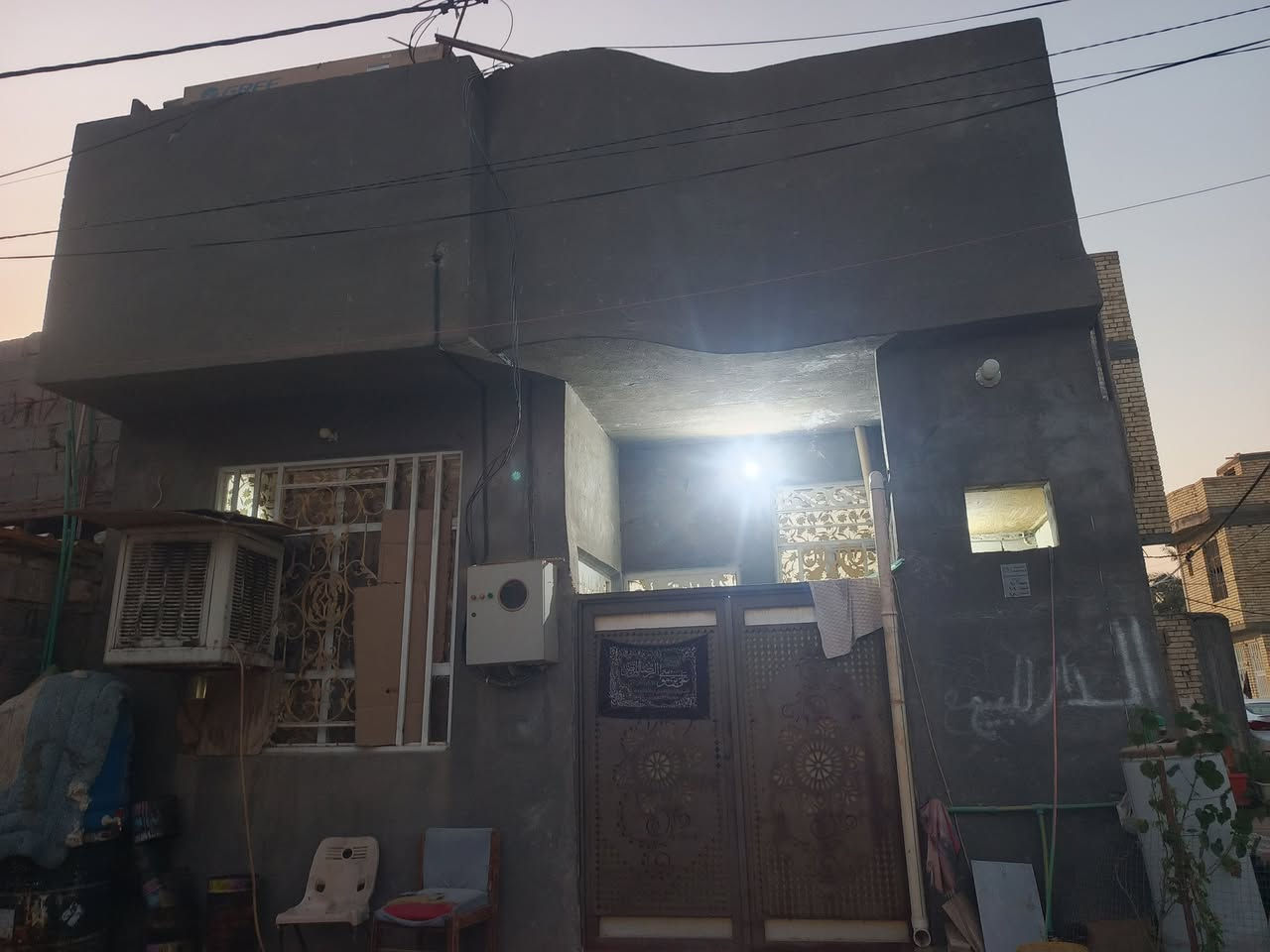 السلام عليكم بيت طابقين للبيع 
واجهه 7 ونص ونزال 11
مساحتة ٨٤ متر 
حي الحوراء من نزلة الكاظي وتجي علي مقابل عامود 40 شارع بغداد كربلاء 
البيت ركن 
الطابق الارضي صحيات خارجيه 
استقبال مفتوح على الصاله 
صاله وغرفه نوم ومطبخ +صحيات داخلية.
الطابق الثاني غرفه كبيرة وصالة وصحيات.
+ سطحين 
طابو زراعي سند ٢٥ 
اعتذر الصوت مقطوع بالفيديو 
*********** للاستفسار اكثر 
أو مراسلة بالخاص 
علما السعر مناسب 
ويباع مع الاثاث في حال رغبة المشتري ..
