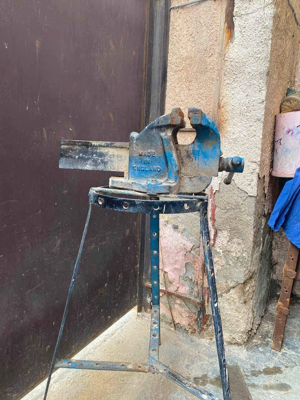 منكنه للبيع سعرها 350 الف  رقم تلفوني. ***********.  عنواني بغداد شارع فلسطين

