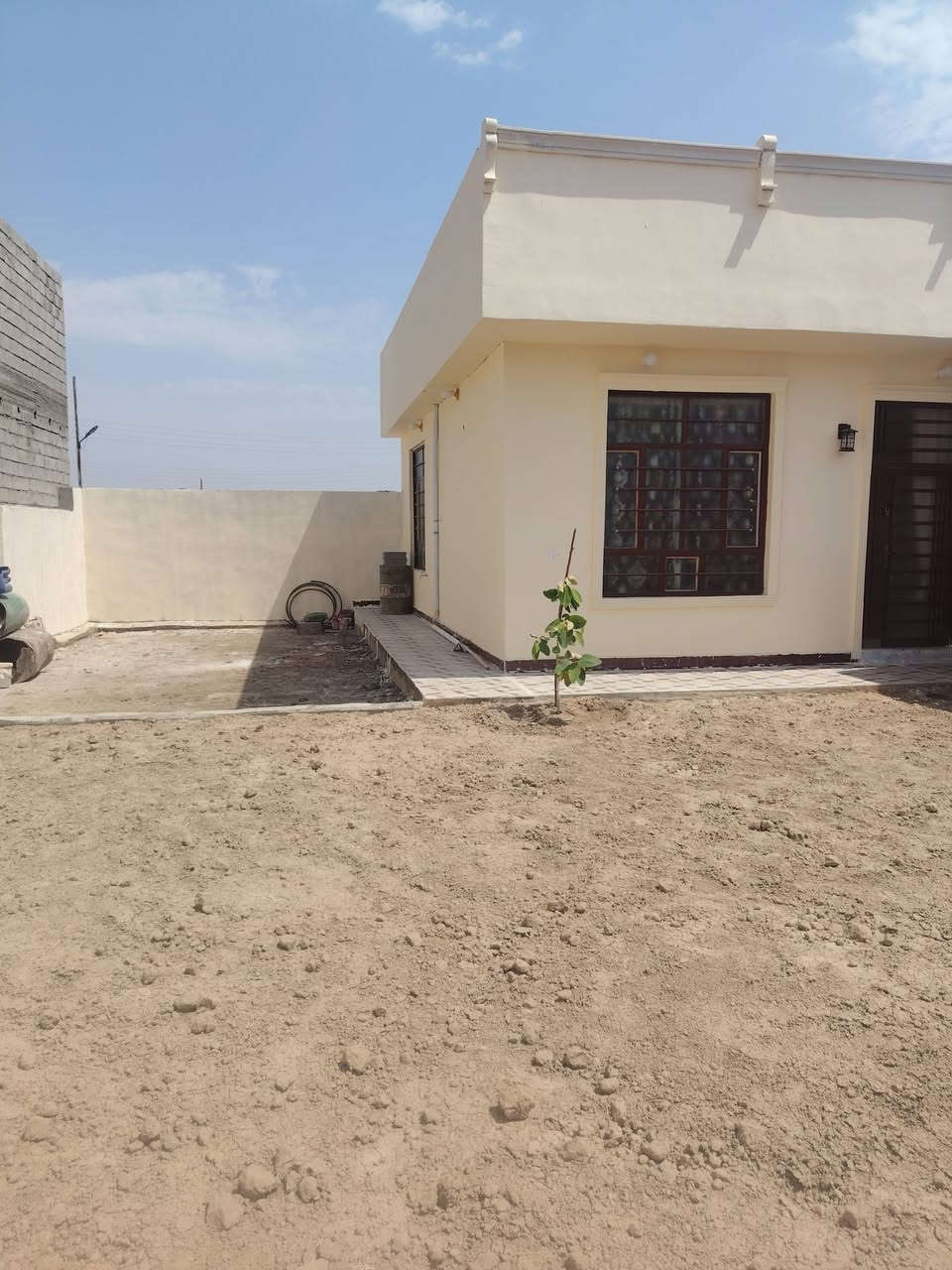 أرض المساحه ٤٠٠ متر مبني منها ٨٠ متر باقي ٣٢٠متر خدمات كامله البيت حديث البناء دوره الباويه الدخول إلى البيت من الشارع الجديد السعر ٦٠ مليون وقابل للتفاوض *********** مكتب الاخوين
