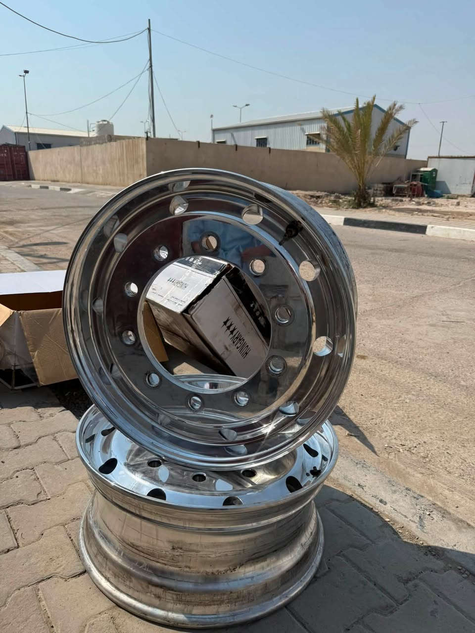 يا سلام عليكم ويلاه فافون 22.5 شكل لحرفش مو حرفش جديتات بل كارتون كلشي ما بيهن شتريتهن وما صارن عل سيارتي فته زغير لمرغوب سعر 500 الف عنوان بصره لدير رقم ***********
