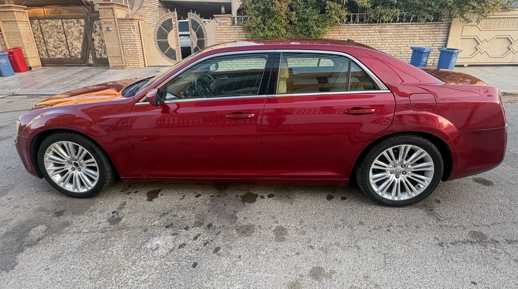 كرايسلر اوبامه c300 موديل 12 v6
شلون الممشى الحالي للسيارة؟ وهل أكو أي صيانة جديدة مسويها مثل تبديل زيوت، بطارية، تواير أو فرامل؟: 
اي
السيارة أمريكي لو خليجي/عراقي؟ وشنو تفاصيل الأوراق والرسمية والتسجيل؟: 
امريكي 
هل بيها أي حادث/صبغ/سمكرة أو ملاحظات ميكانيكية وكهربائية لازم المشتري يعرفها؟: 
نعم الجاملغ الخلفي جهة يسار بدون دواخل و لا باب ورلا صندوك 
وين مكان السيارة حالياً؟ وهل متاحة للفحص قبل الشراء عند ميكانيكي أو سمكري؟: 
بغداد السيديه 
نعم
شنو السعر المطلوب وهل بيه مجال بسيط للمساومة؟: 
بيها مجال للشراي